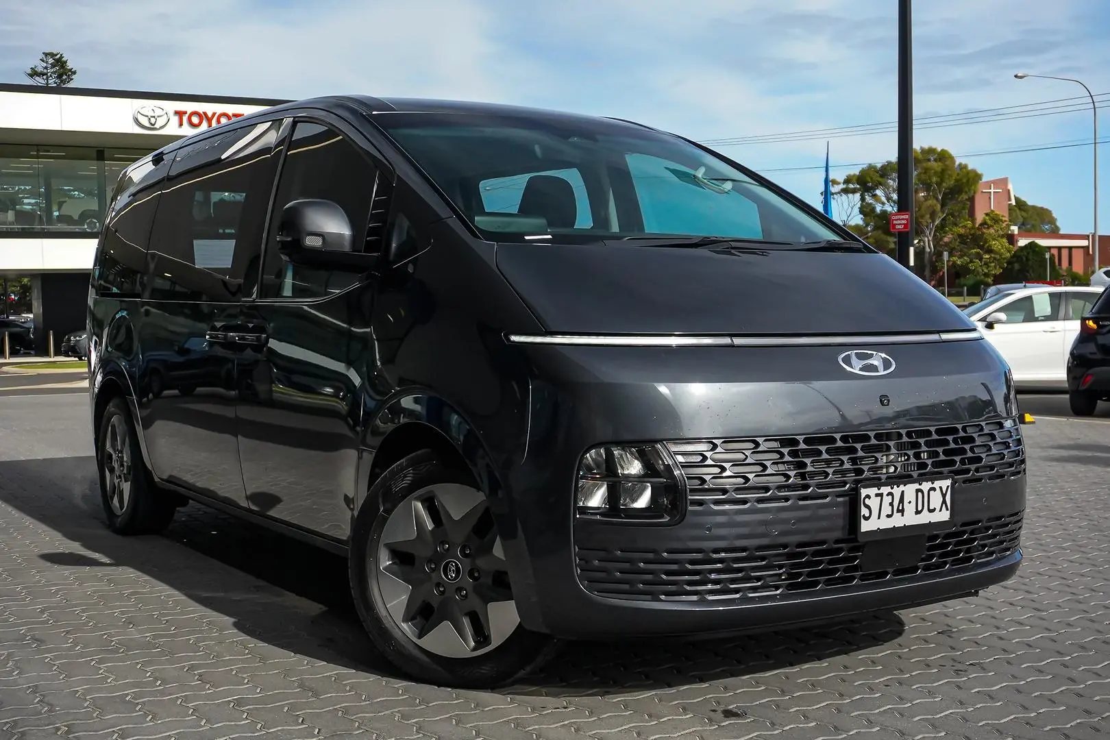 2023 Hyundai STARIA Gallery Image 2