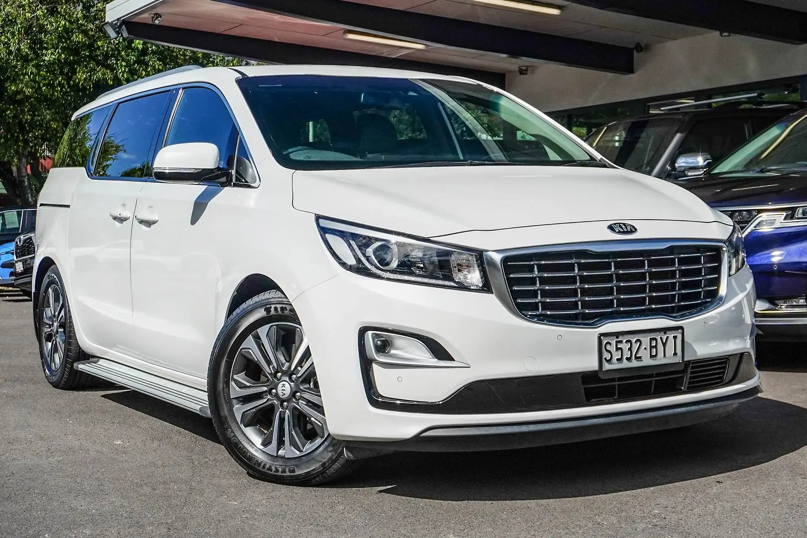2018 Kia Carnival Gallery Image 2