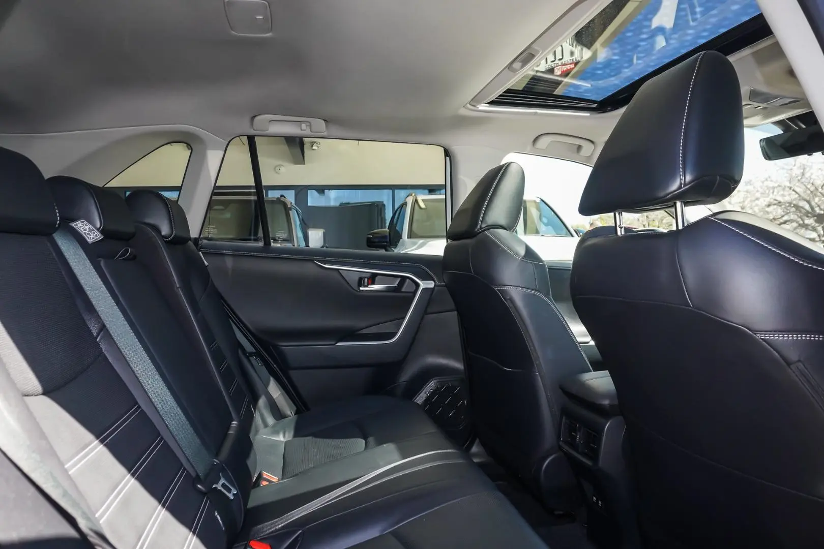 2022 Toyota RAV4 Gallery Image 7