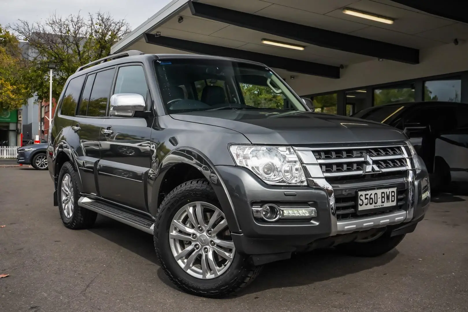 2018 Mitsubishi Pajero Gallery Image 2