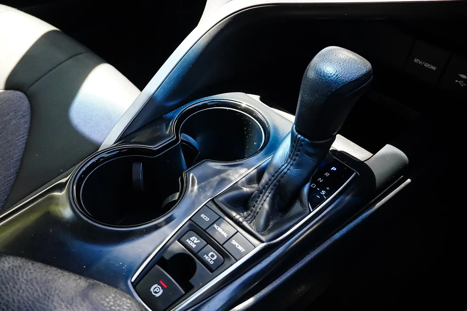 2019 Toyota Camry Gallery Image 16