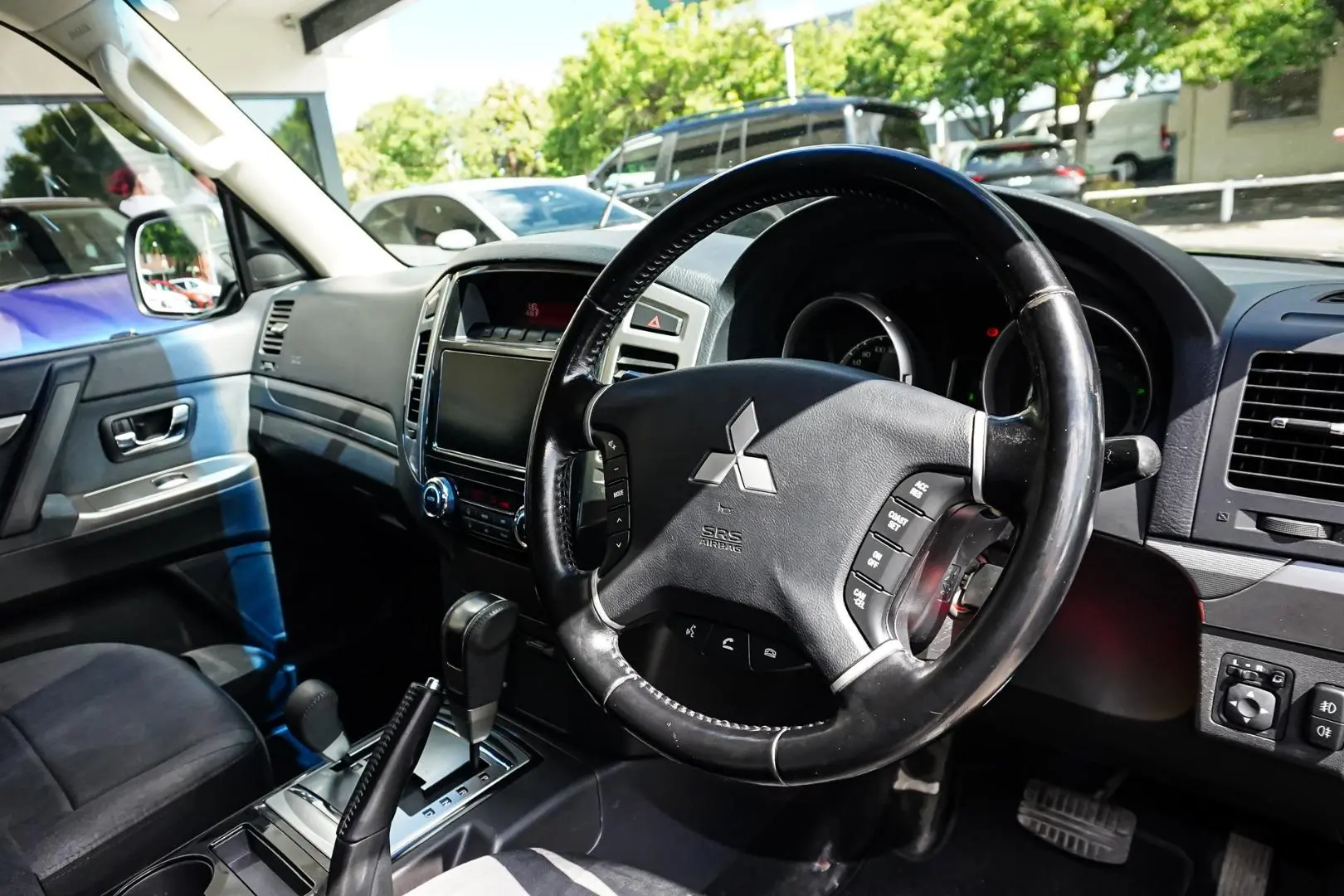 2015 Mitsubishi Pajero Gallery Image 6