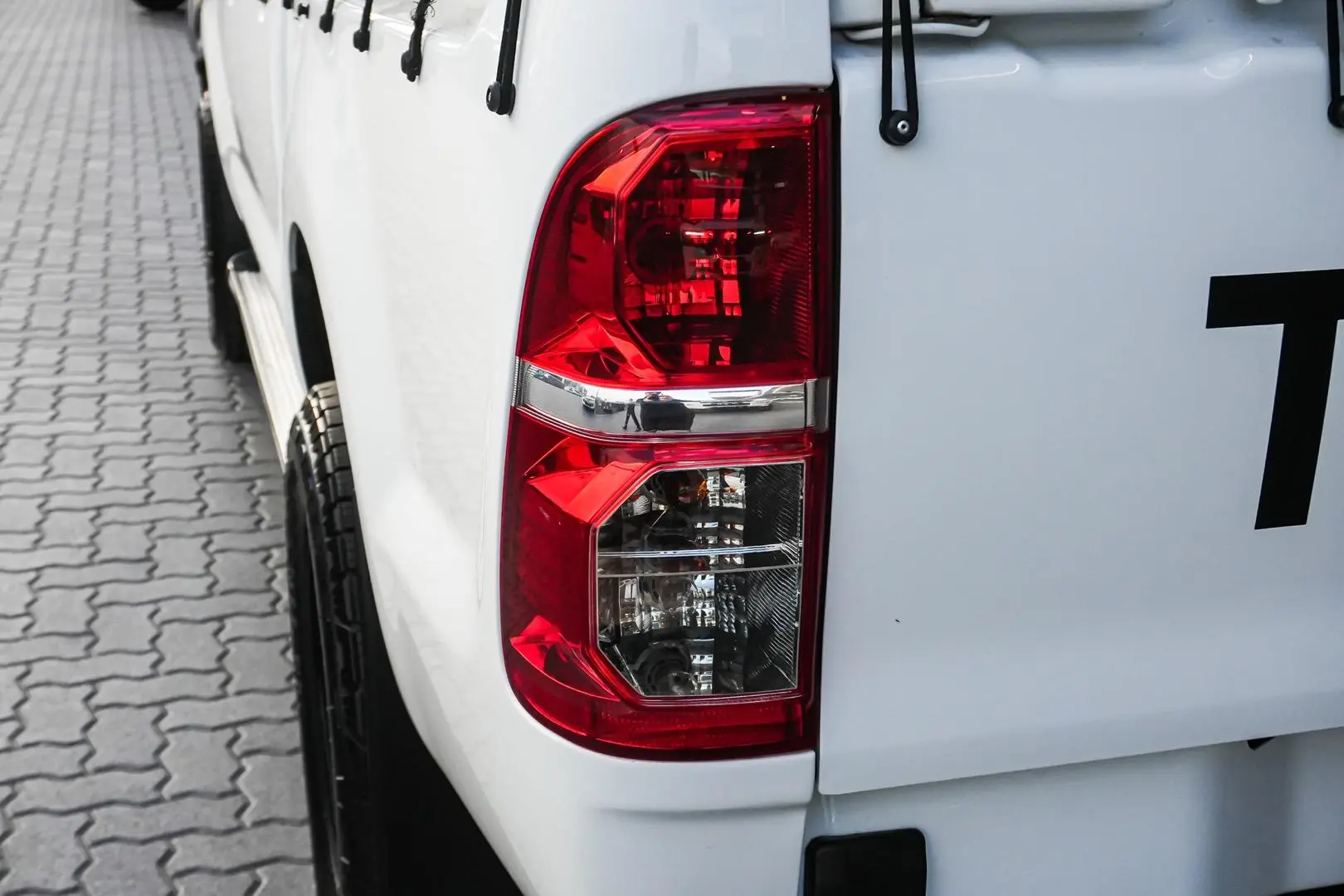 2014 Toyota Hilux Gallery Image 13