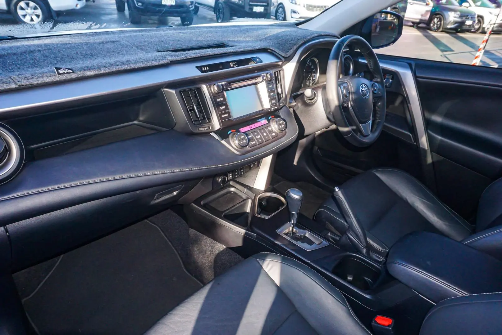 2017 Toyota RAV4 Gallery Image 9