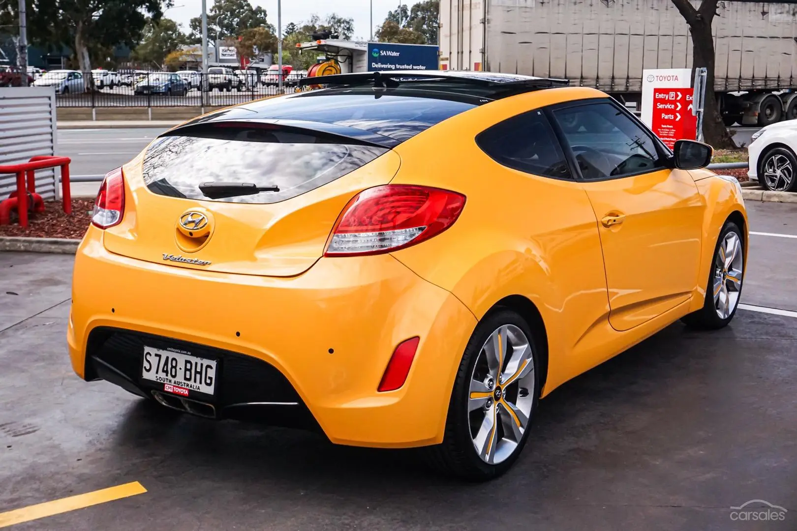 2013 Hyundai Veloster Image 2