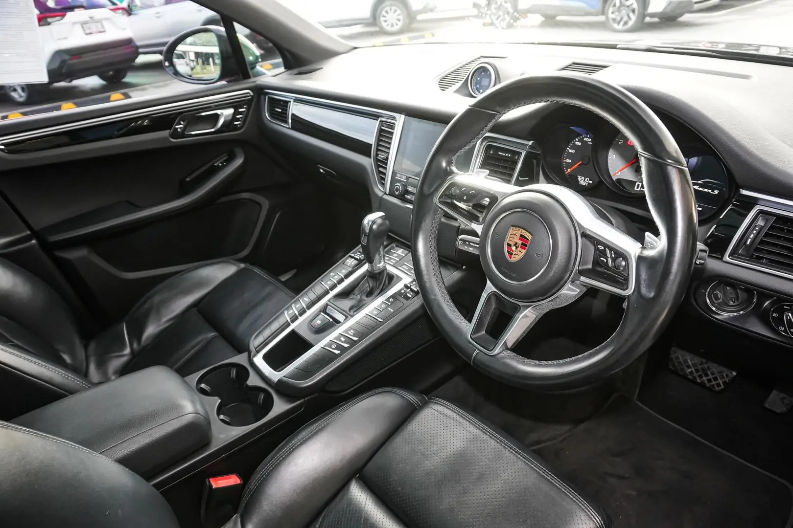 2018 Porsche Macan Gallery Image 7