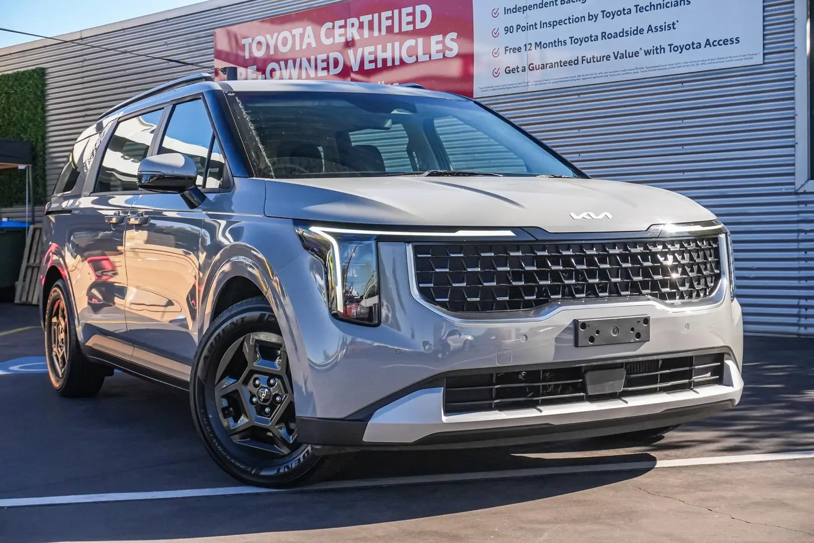 2024 Kia Carnival Gallery Image 2