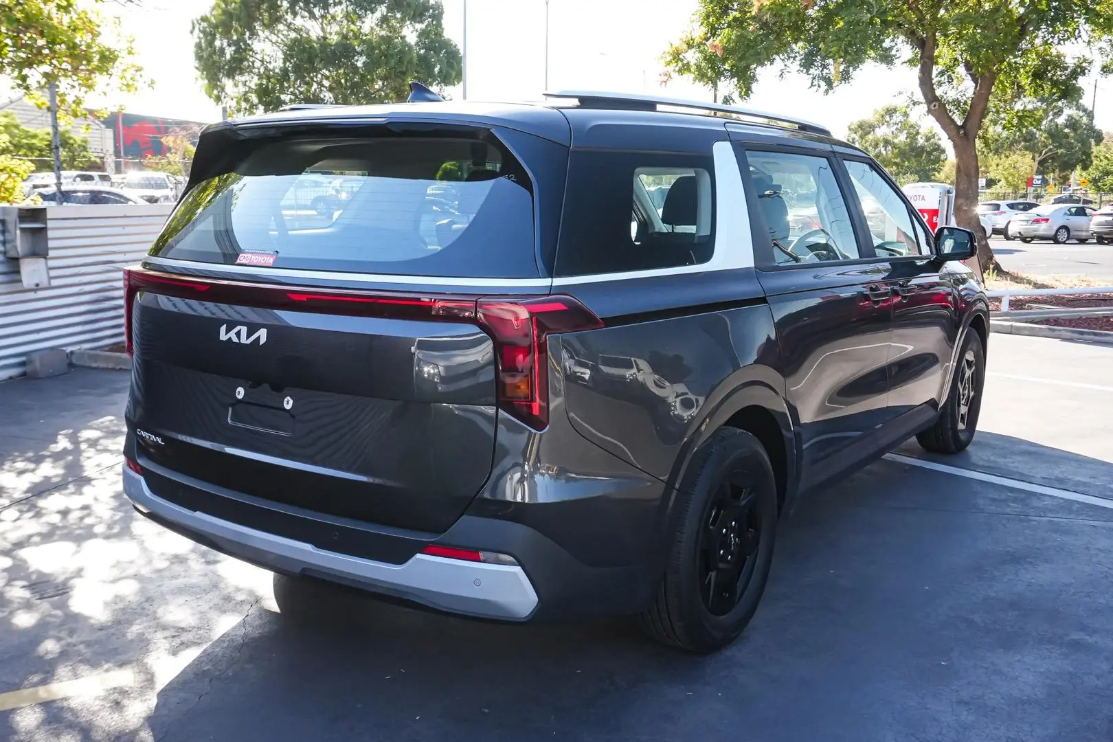 2024 Kia Carnival Gallery Image 3