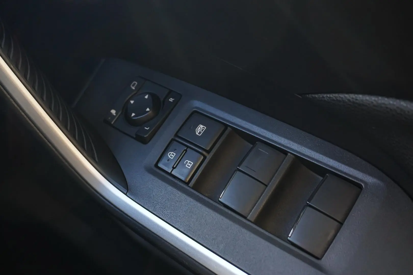2025 Toyota RAV4 Gallery Image 21