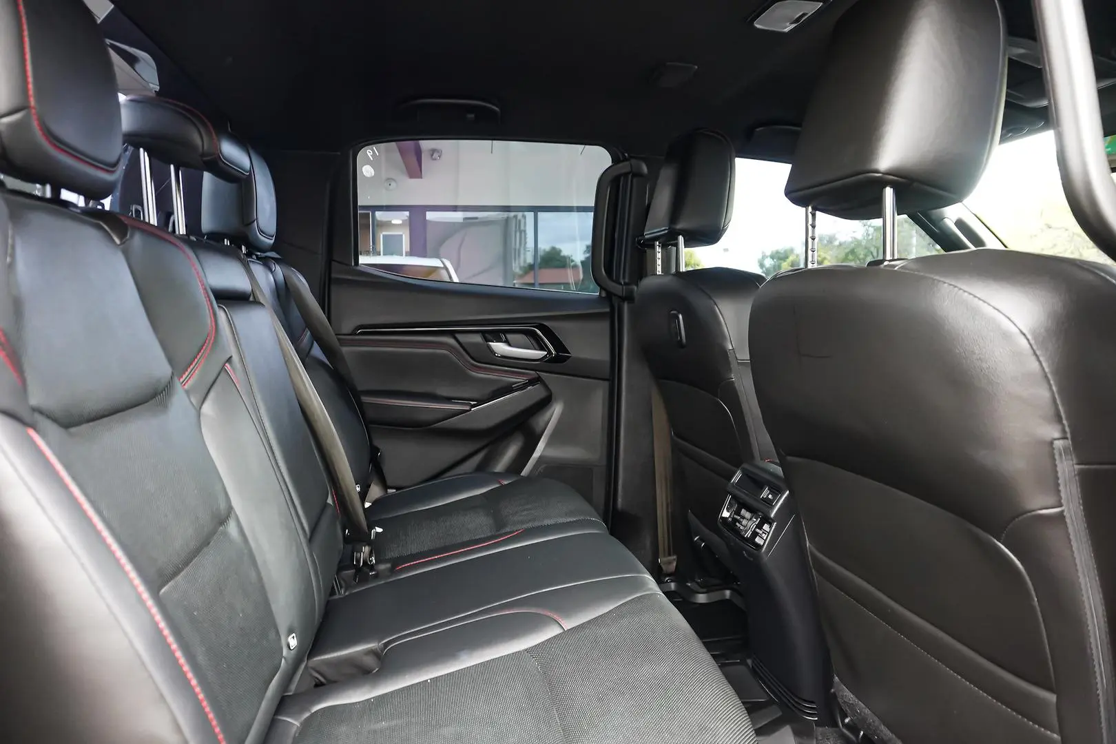 2022 Isuzu D-MAX Gallery Image 8
