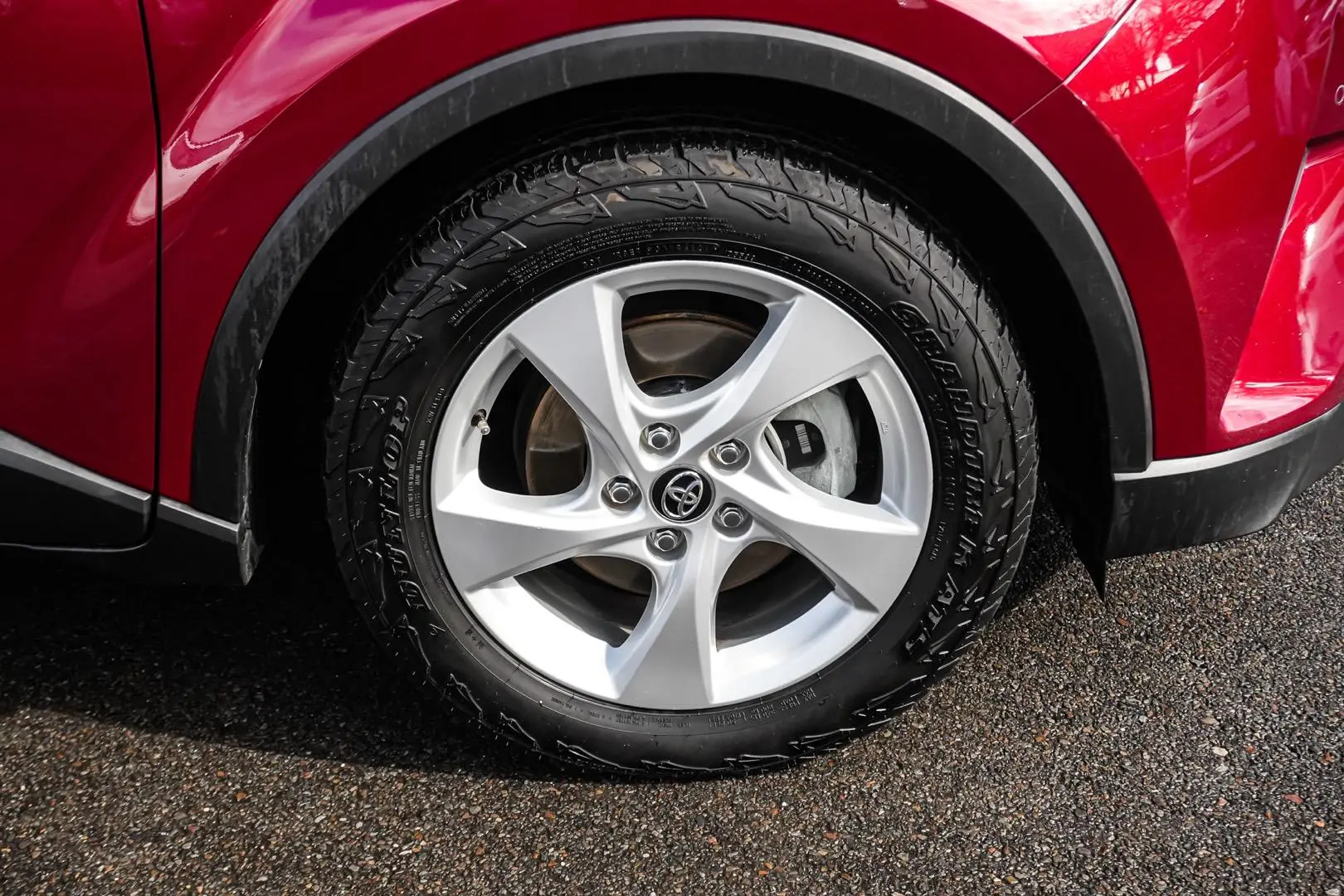 2017 Toyota C-HR Gallery Image 13