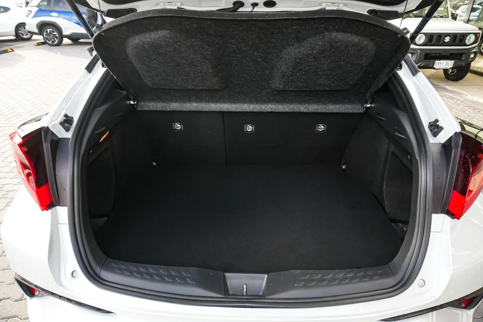 2022 Toyota C-HR Gallery Image 11