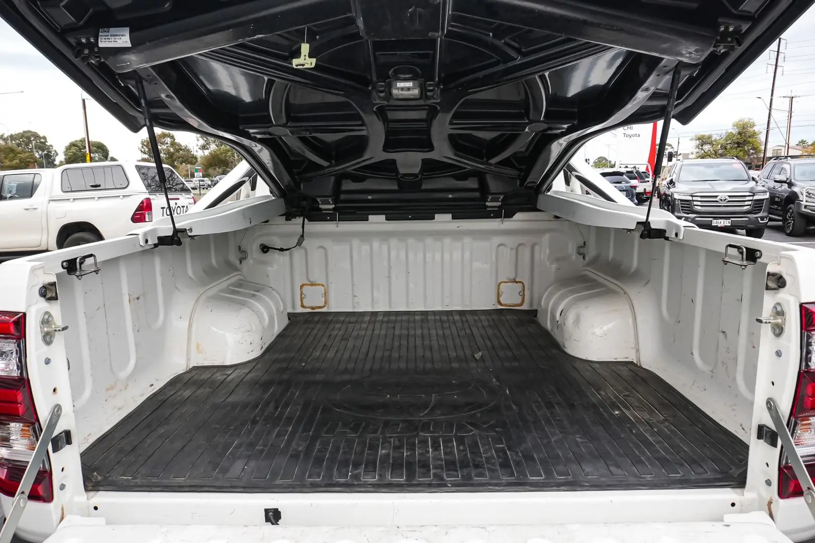 2020 Toyota Hilux Gallery Image 11