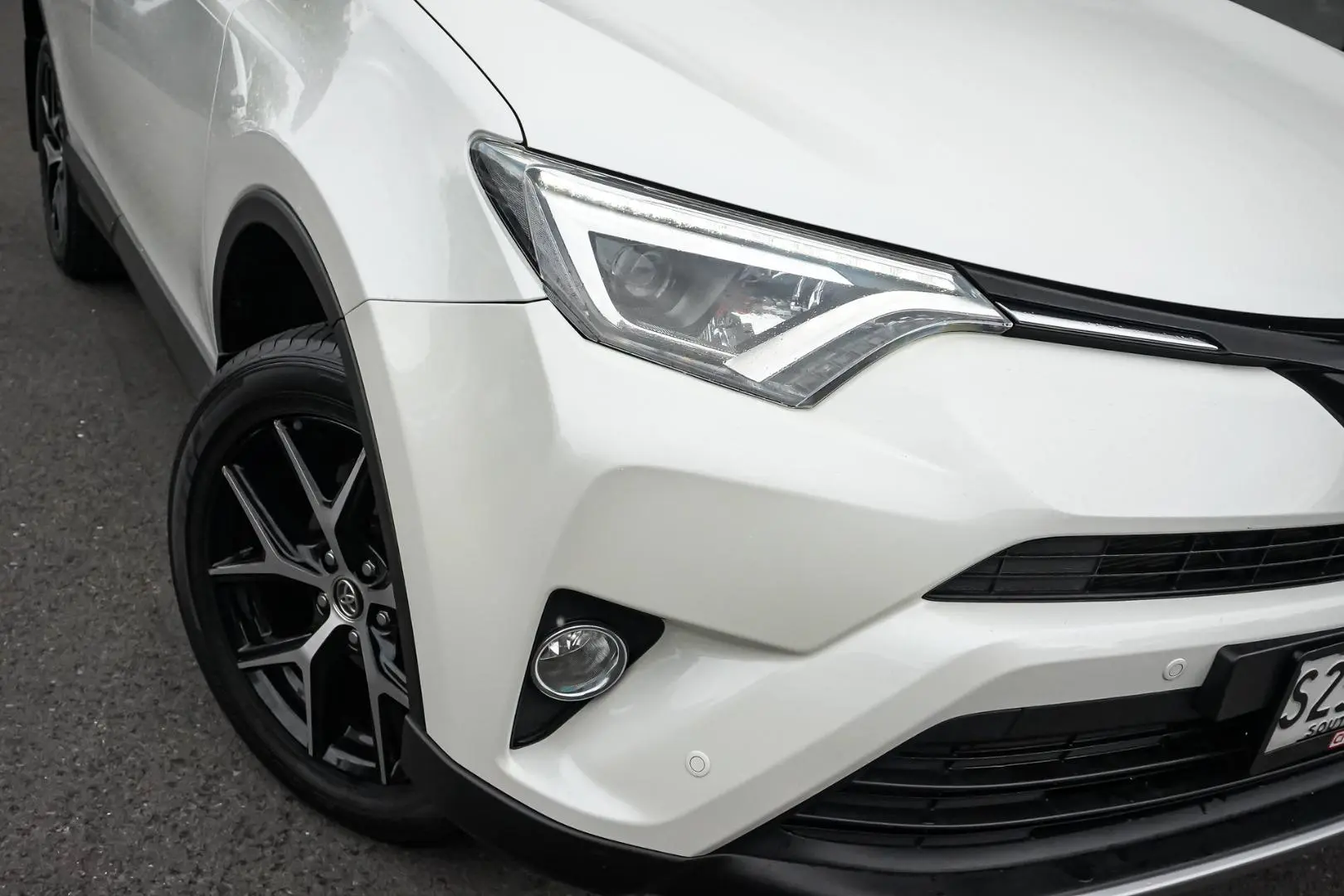 2018 Toyota RAV4 Gallery Image 12