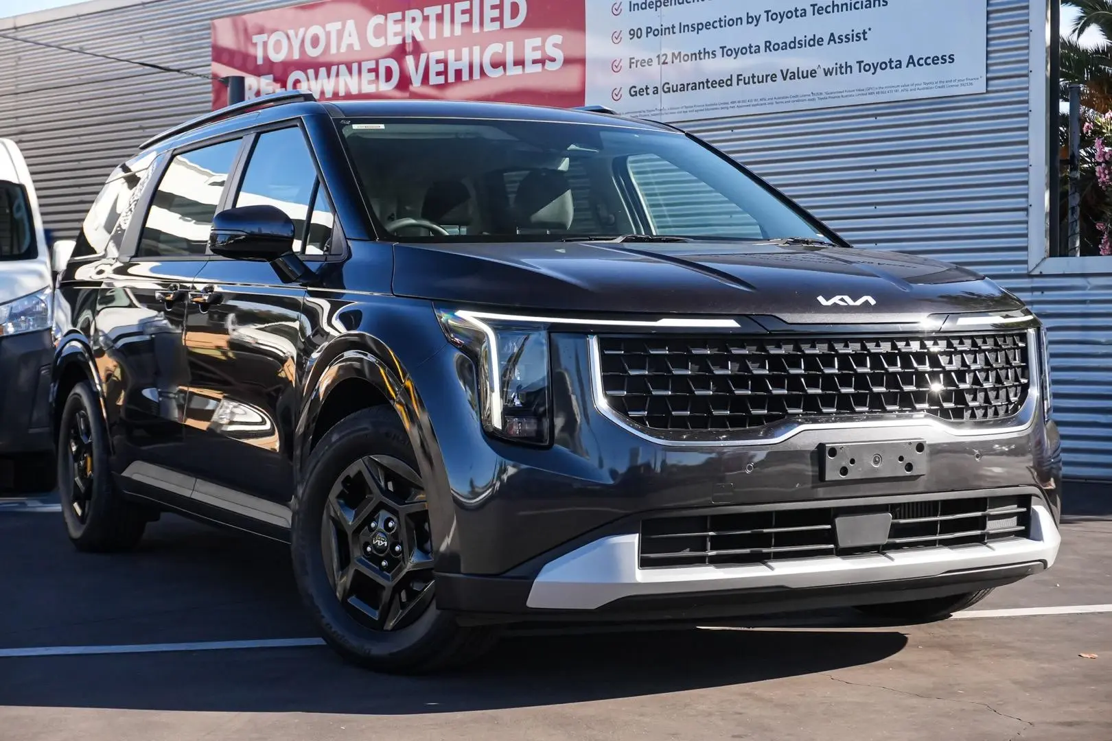 2024 Kia Carnival Gallery Image 2