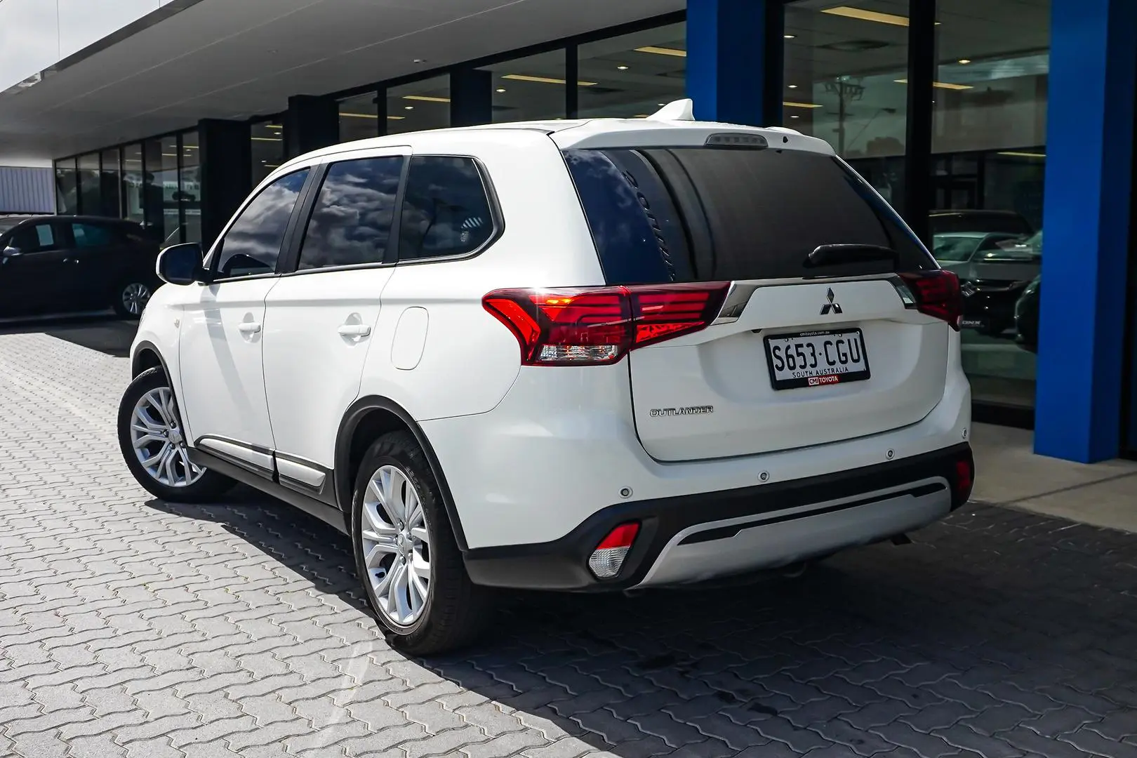 2020 Mitsubishi Outlander Gallery Image 3