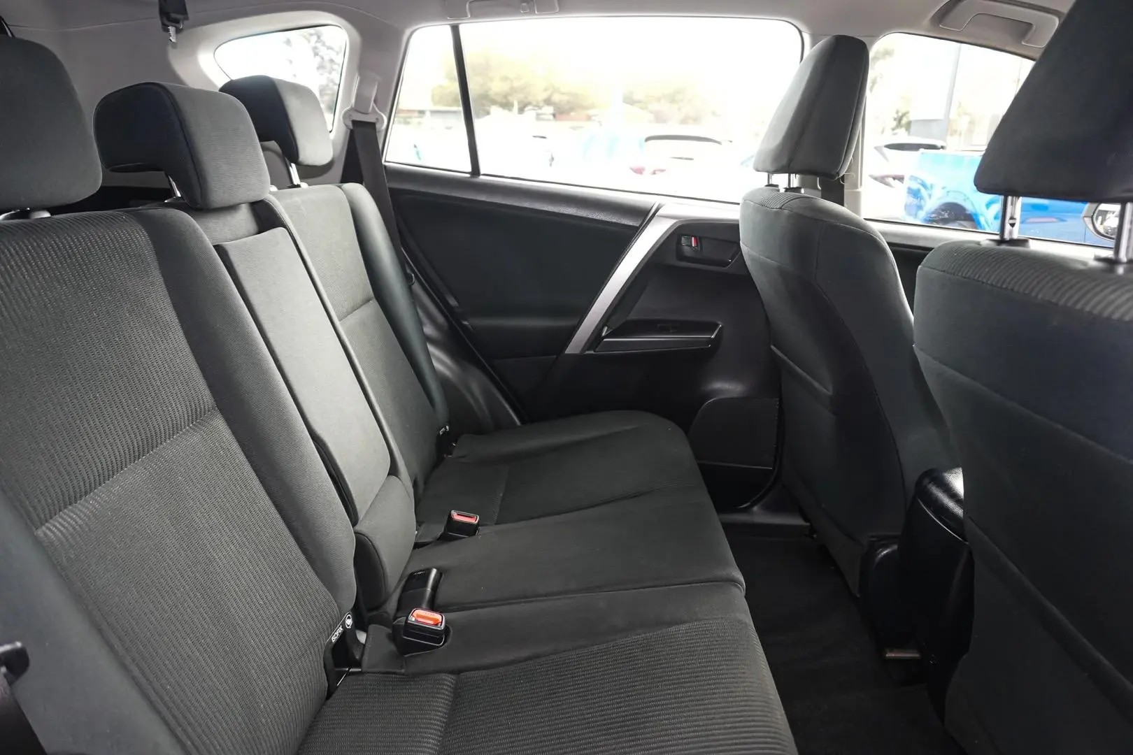 2017 Toyota RAV4 Gallery Image 9