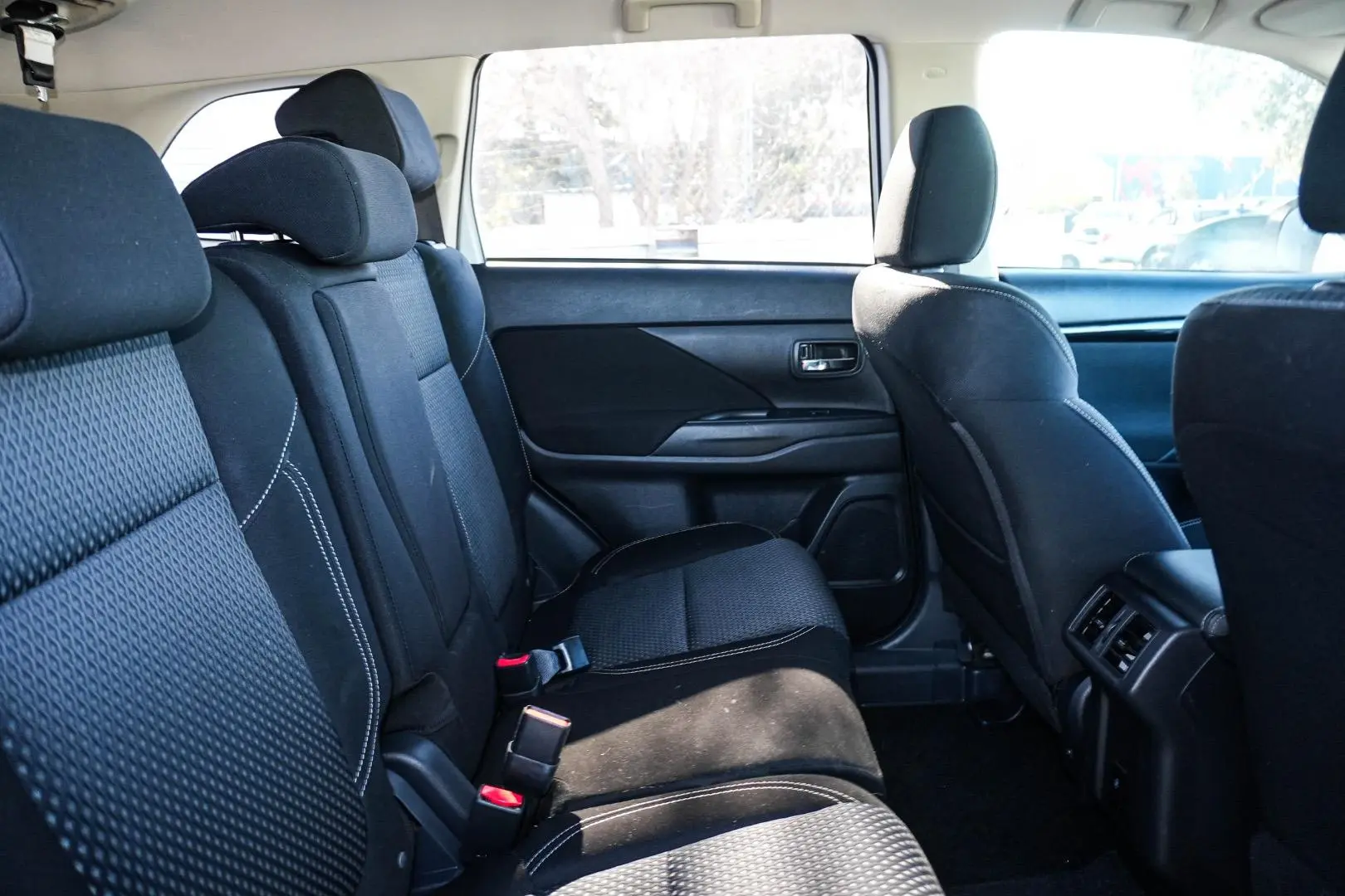 2019 Mitsubishi Outlander Gallery Image 9