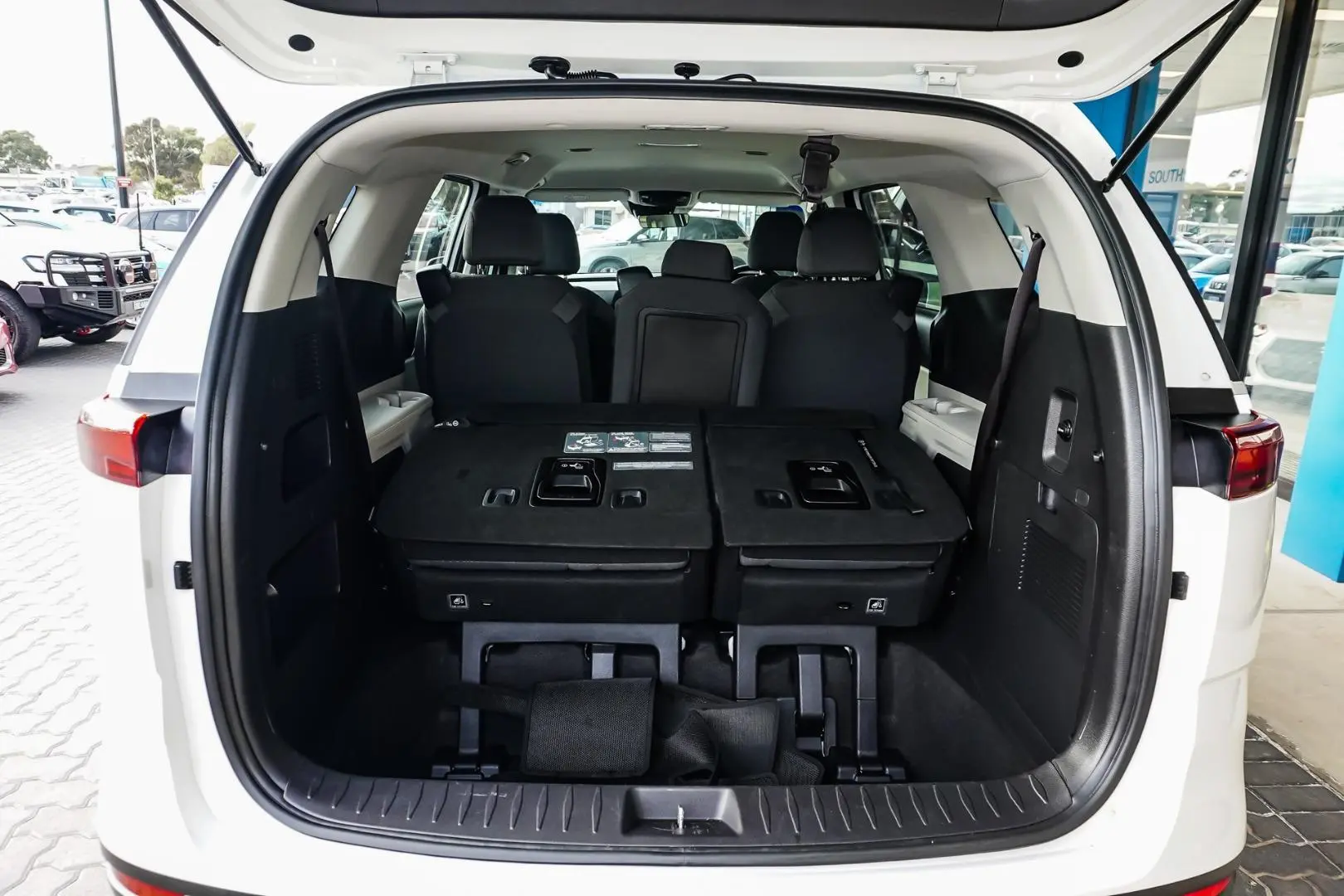 2023 Kia Carnival Gallery Image 9