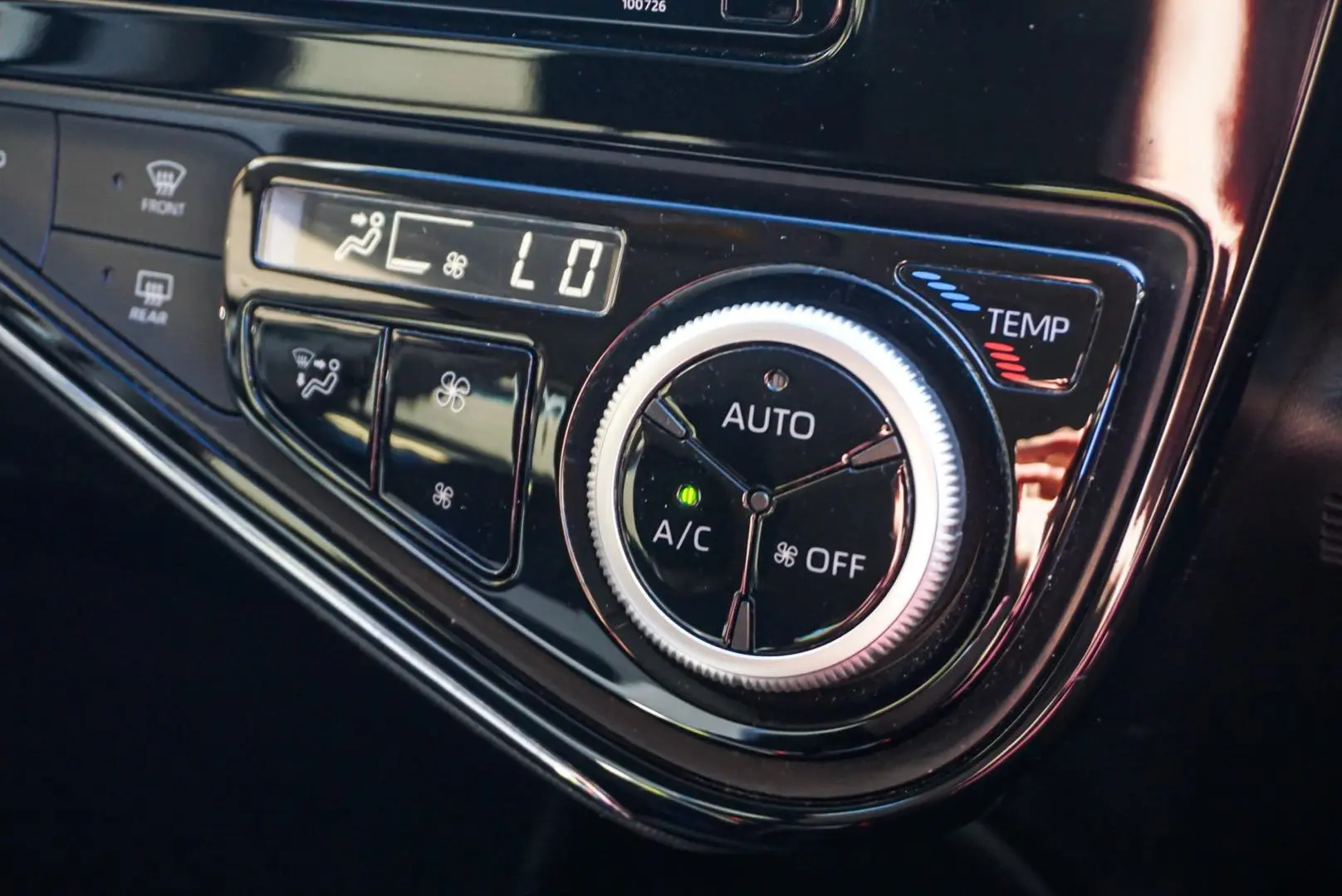 2018 Toyota Prius C Gallery Image 23
