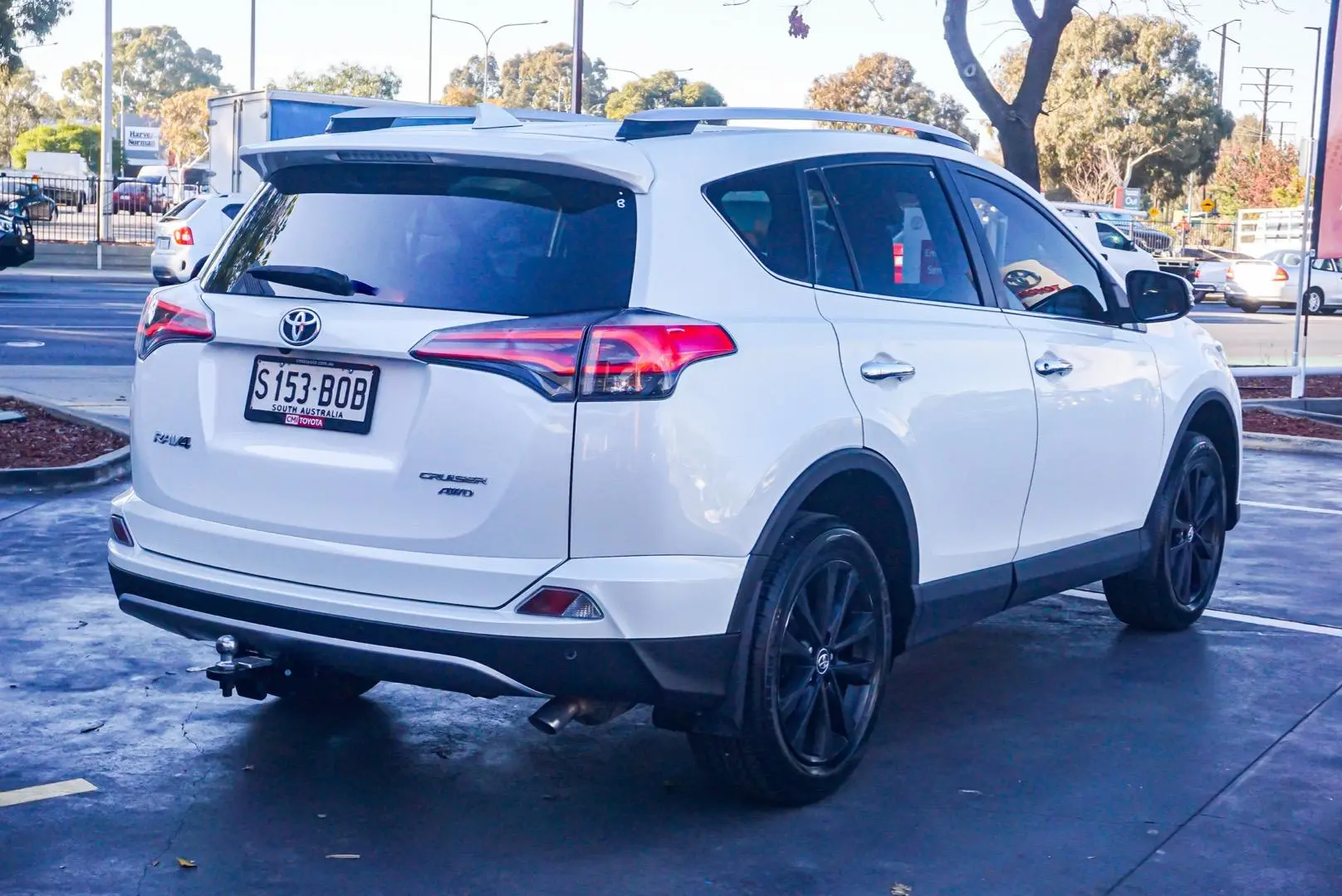 2017 Toyota RAV4 Gallery Image 2