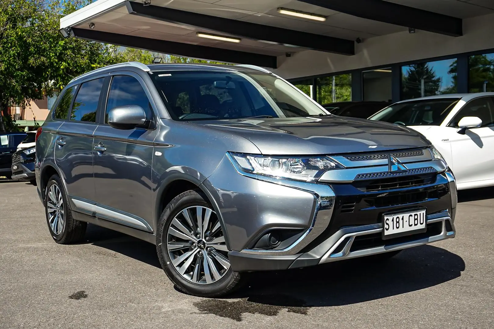 2019 Mitsubishi Outlander Gallery Image 2
