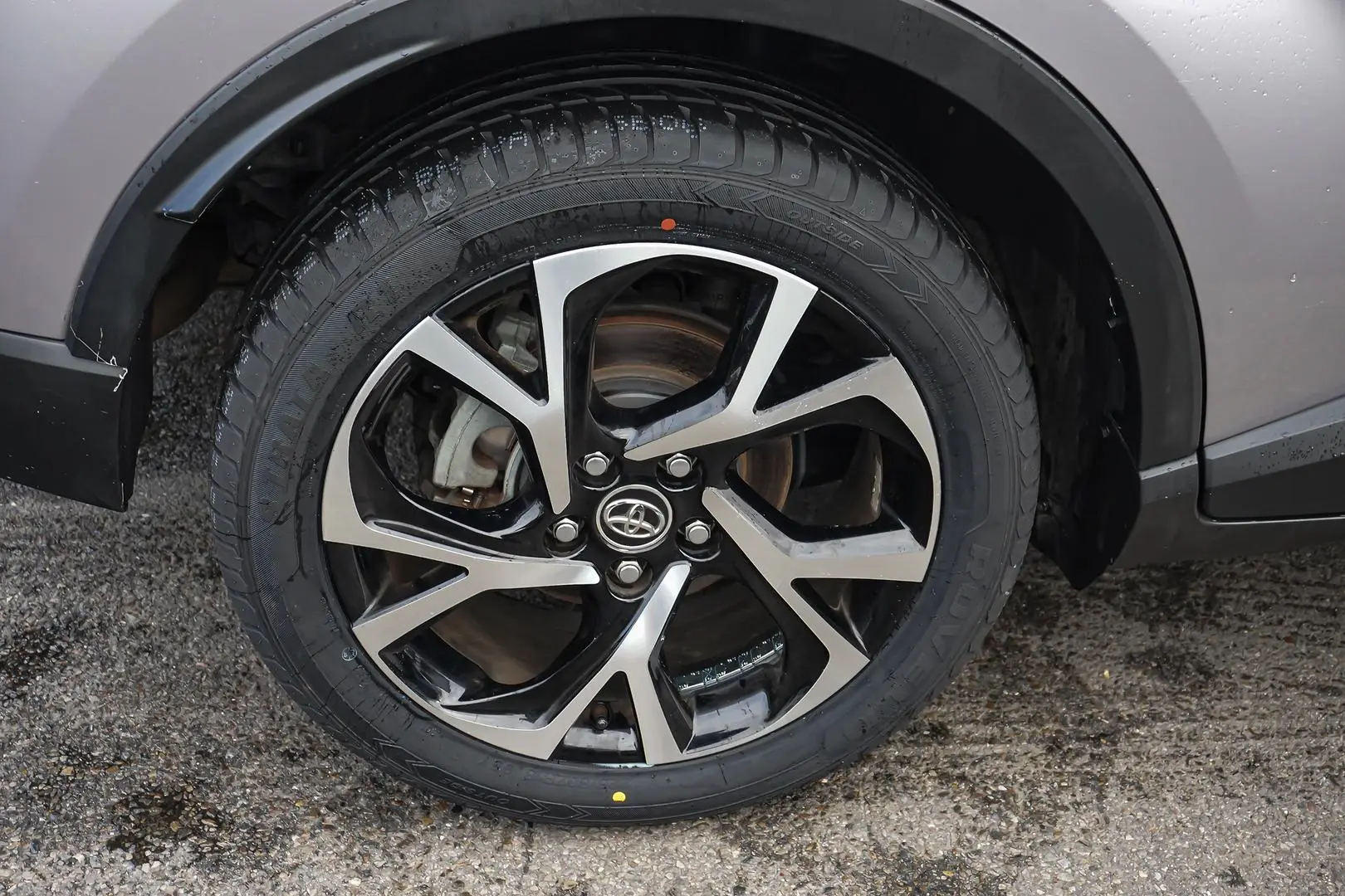 2018 Toyota C-HR Gallery Image 16