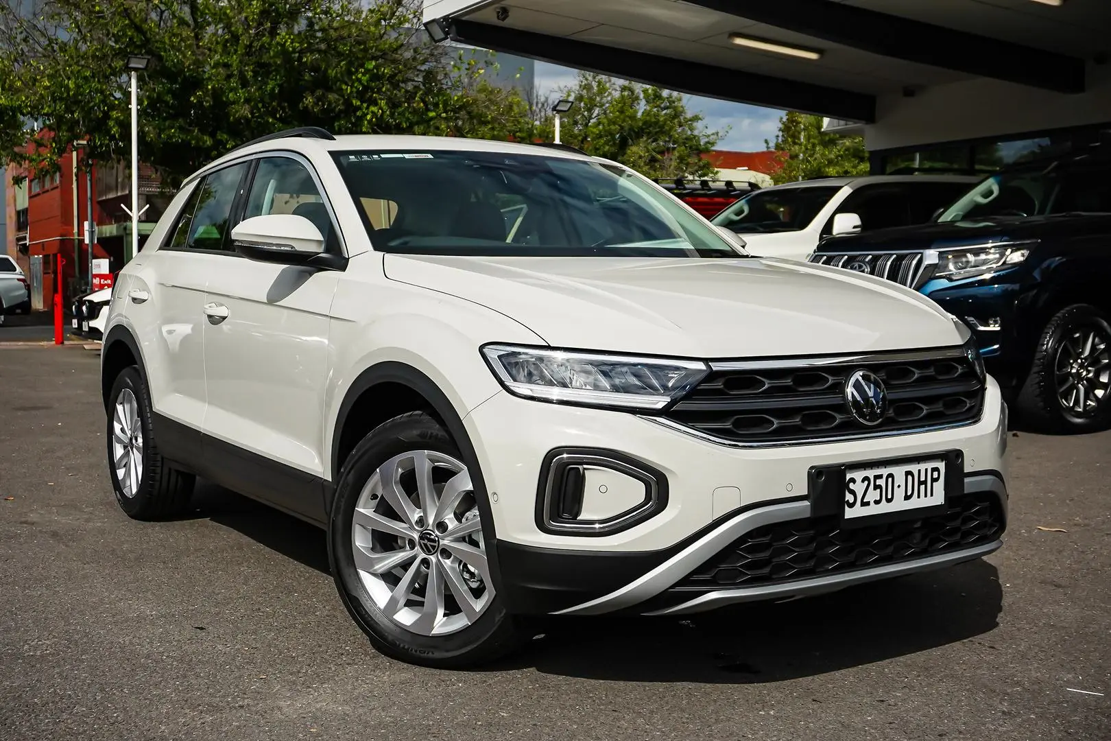 2025 Volkswagen T-Roc Gallery Image 2