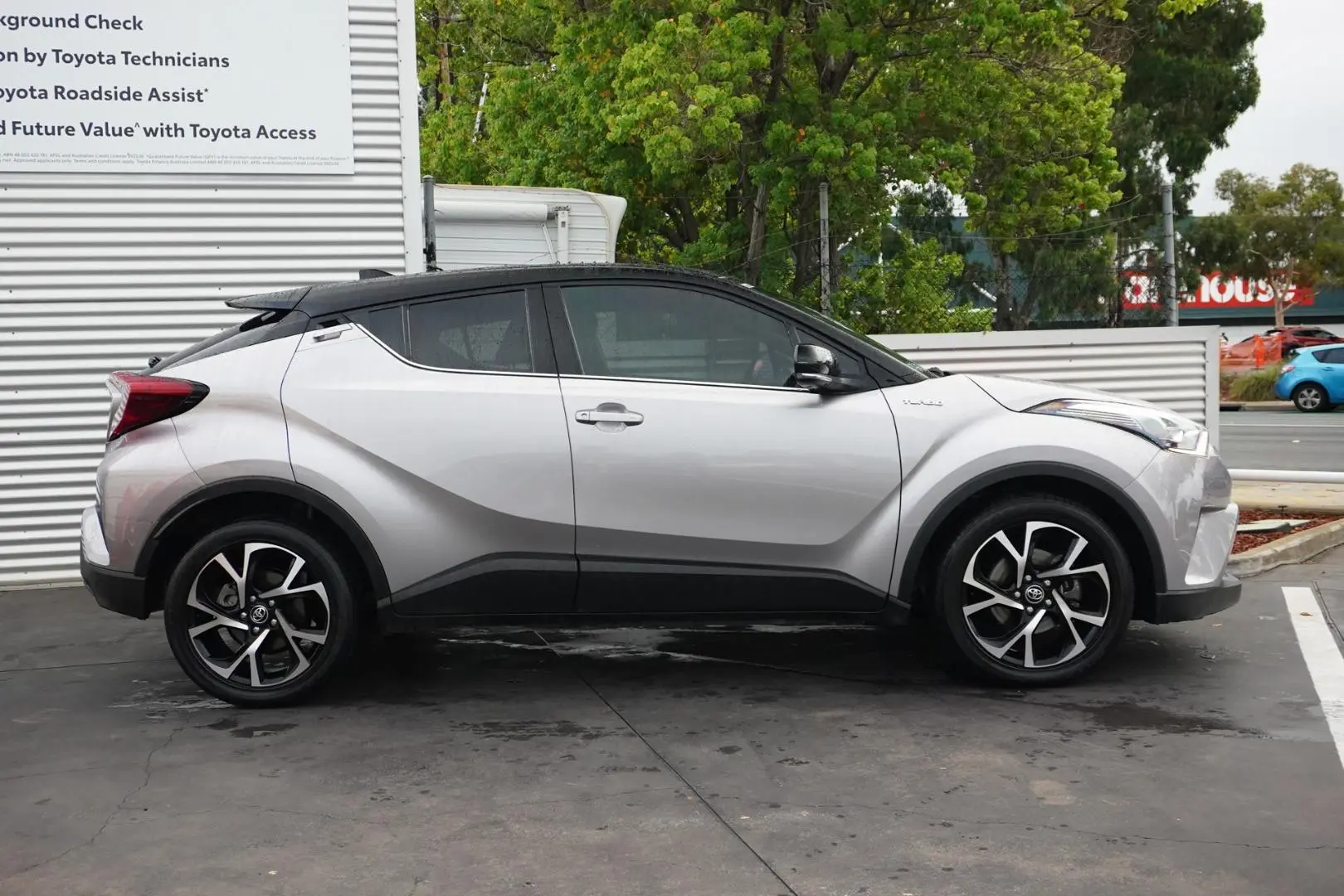 2018 Toyota C-HR Gallery Image 3