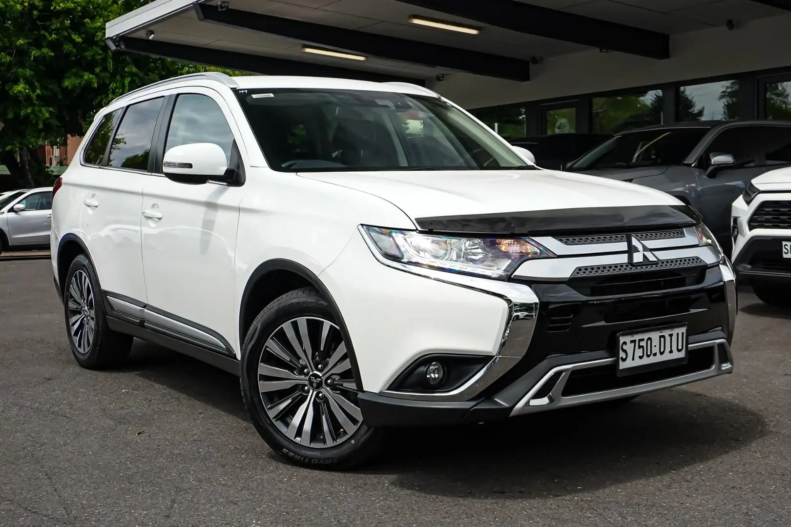 2018 Mitsubishi Outlander Gallery Image 2