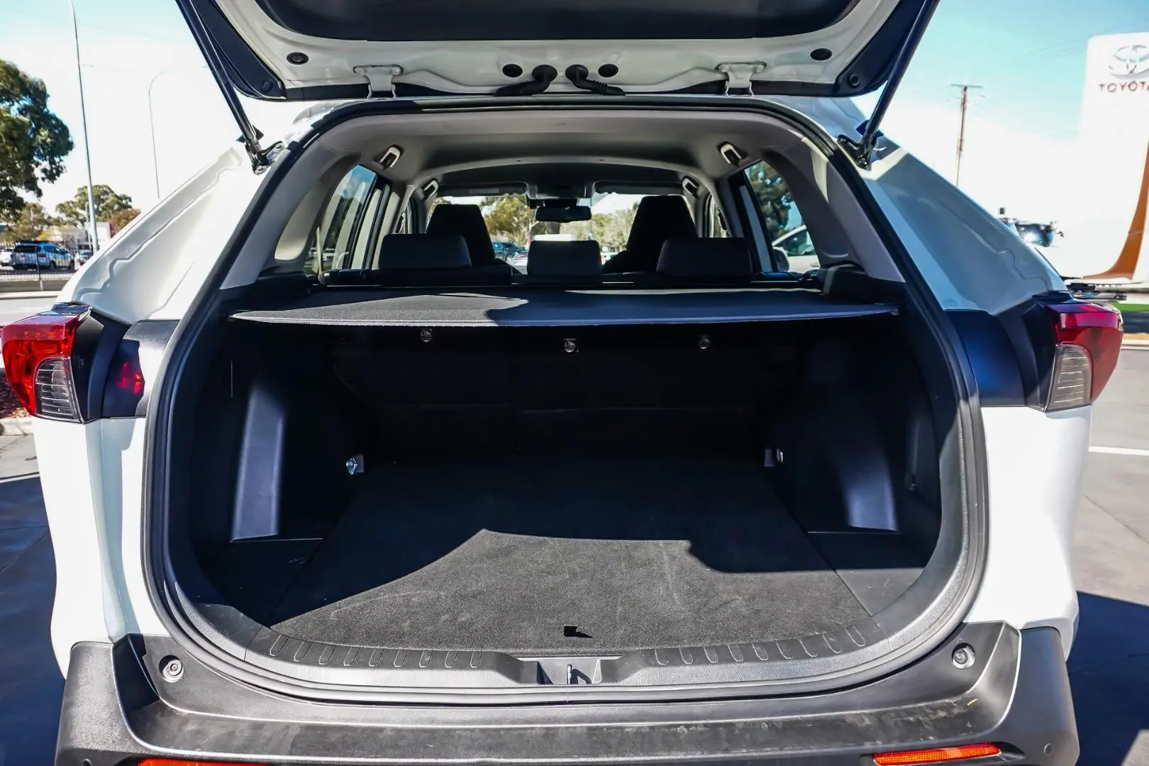 2021 Toyota RAV4 Gallery Image 10