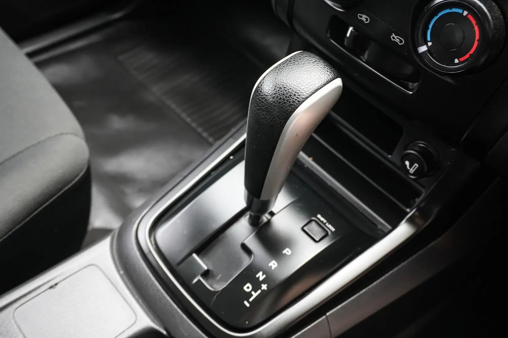 2018 Isuzu D-MAX Gallery Image 19