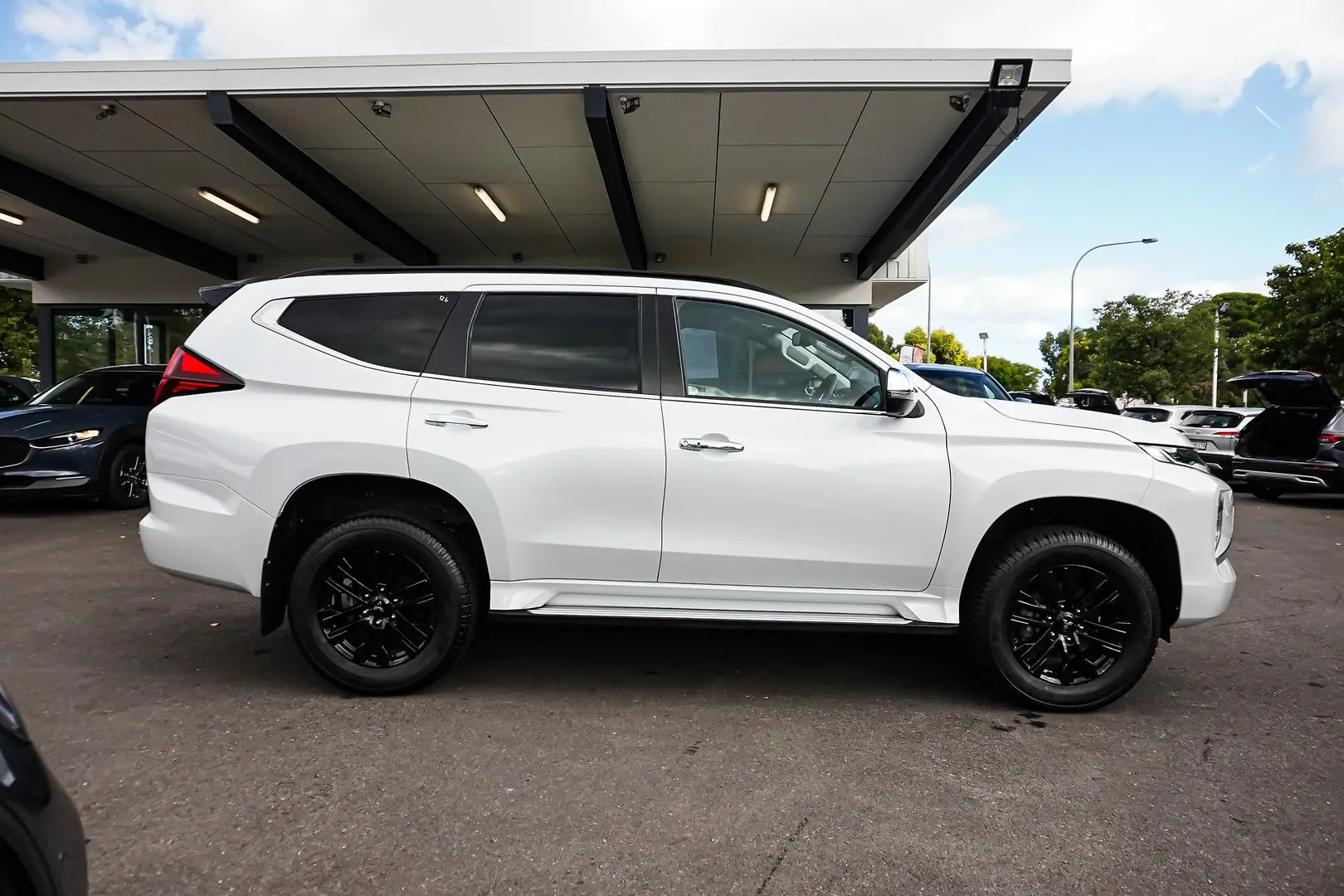 2022 Mitsubishi Pajero Sport Gallery Image 4