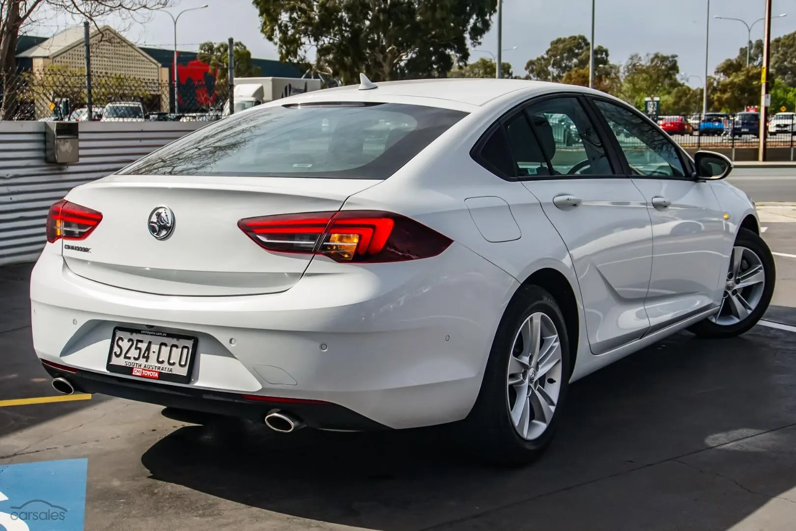 2018 Holden Commodore Image 2