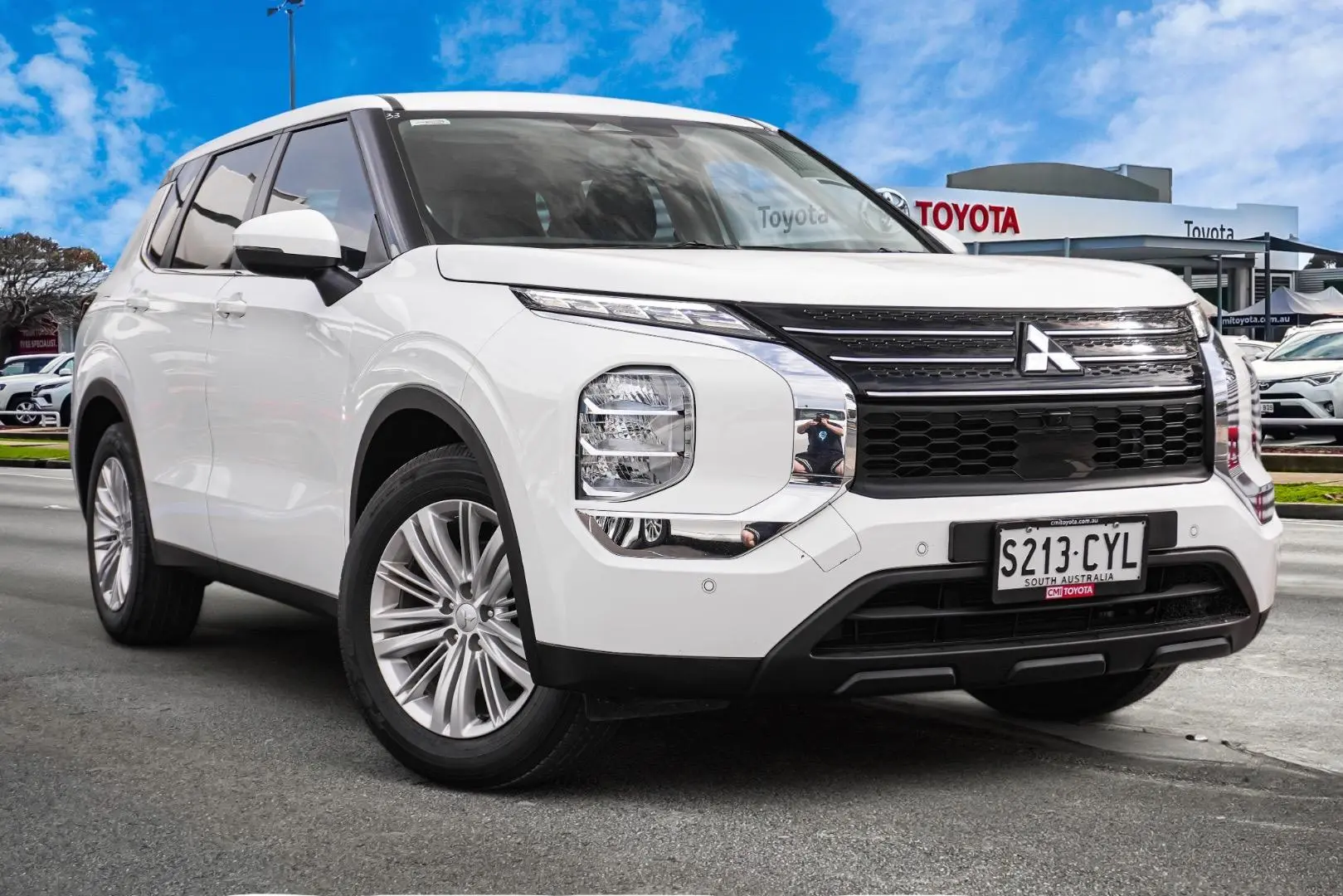 2023 Mitsubishi Outlander Image