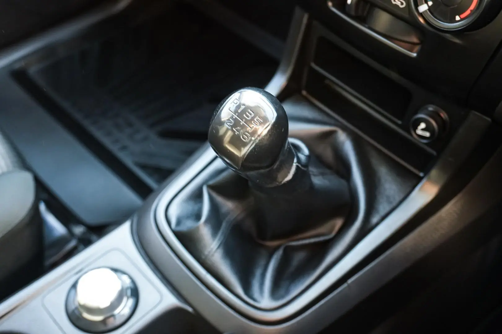 2018 Isuzu D-MAX Gallery Image 18