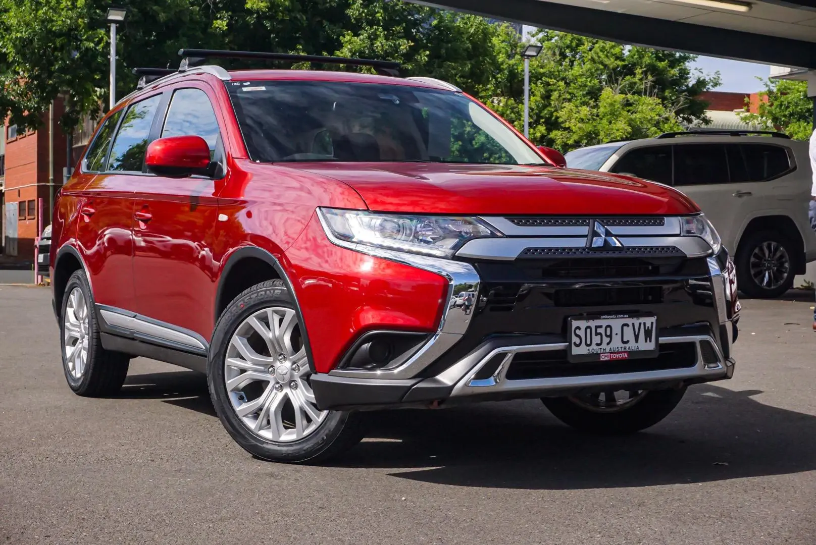 2020 Mitsubishi Outlander Gallery Image 2