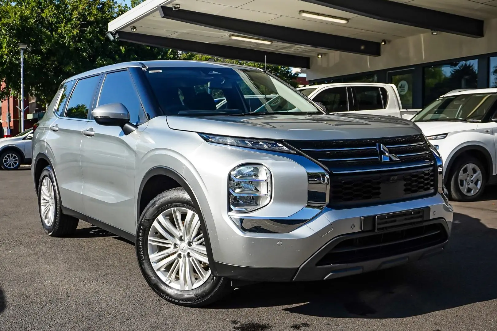 2023 Mitsubishi Outlander Gallery Image 2