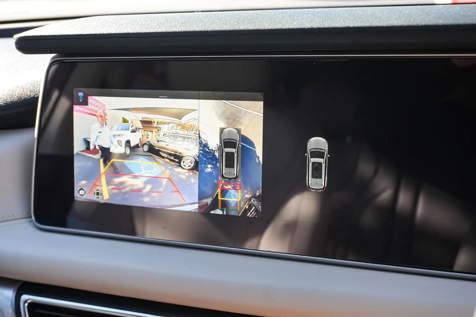 2023 Mahindra XUV700 Gallery Image 22