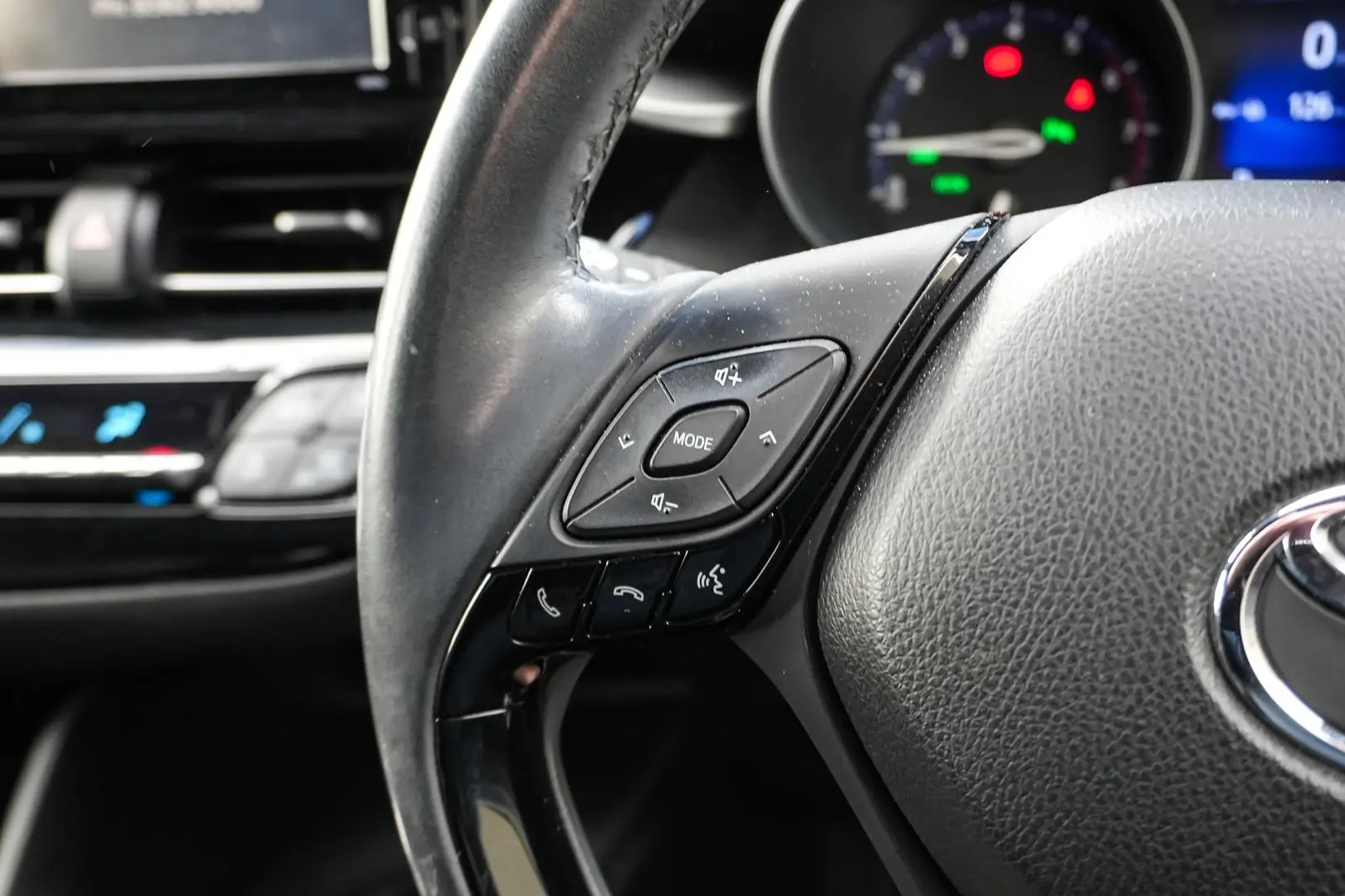 2019 Toyota C-HR Gallery Image 19