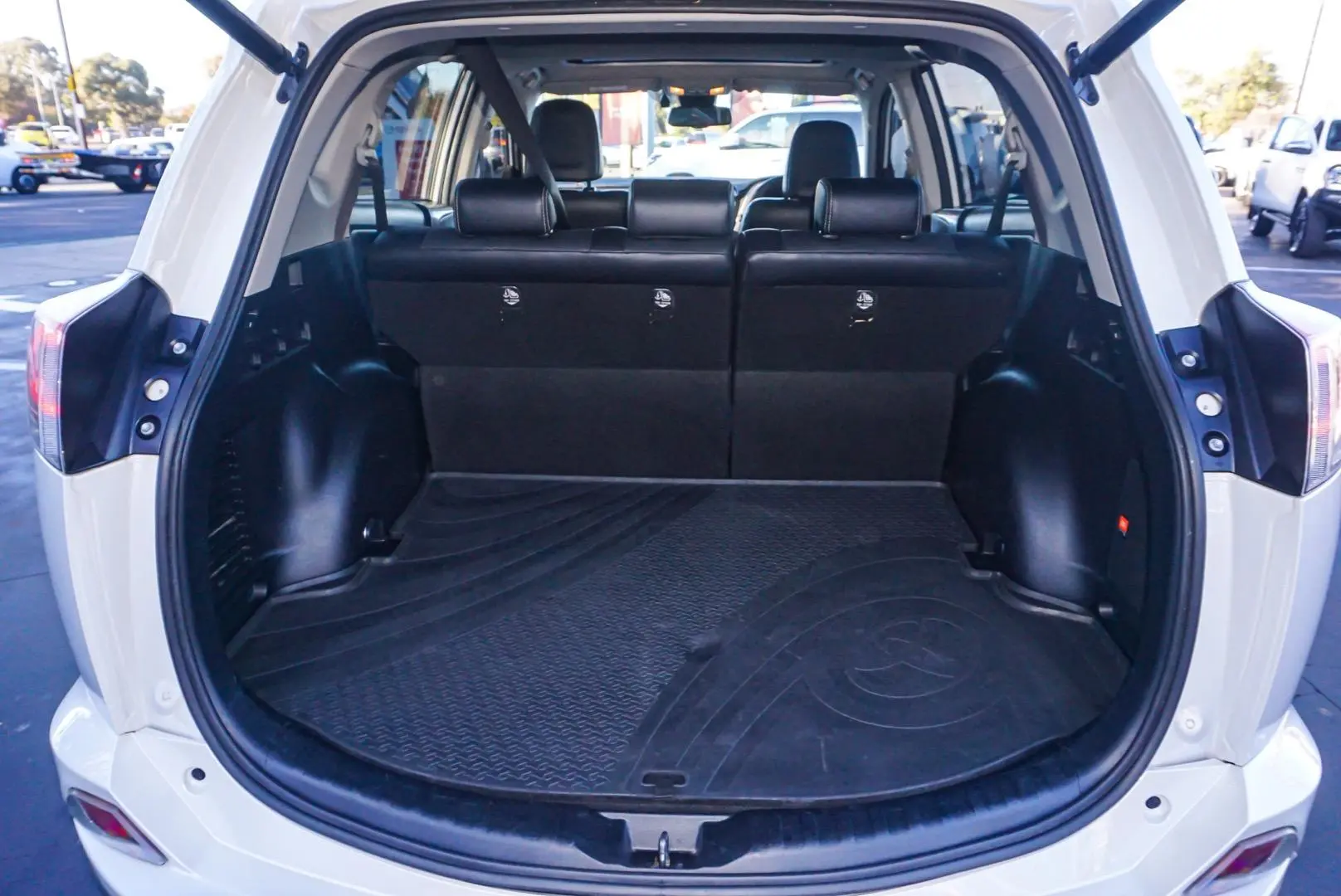 2017 Toyota RAV4 Gallery Image 10