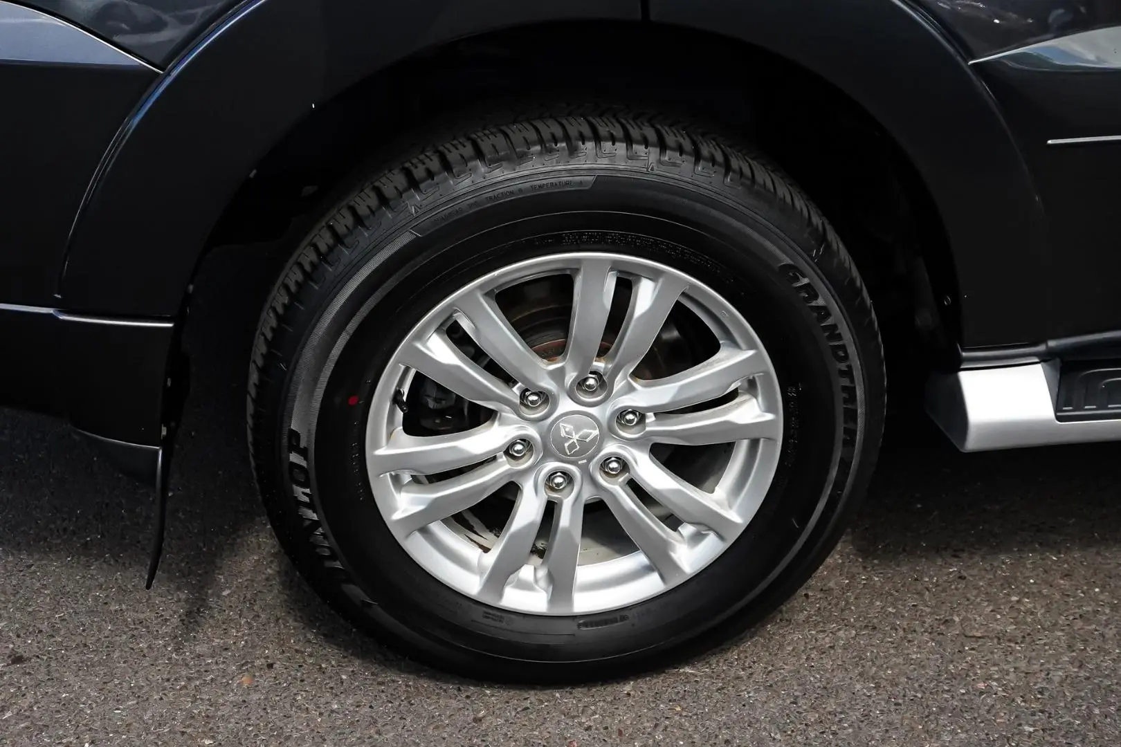 2015 Mitsubishi Pajero Gallery Image 16