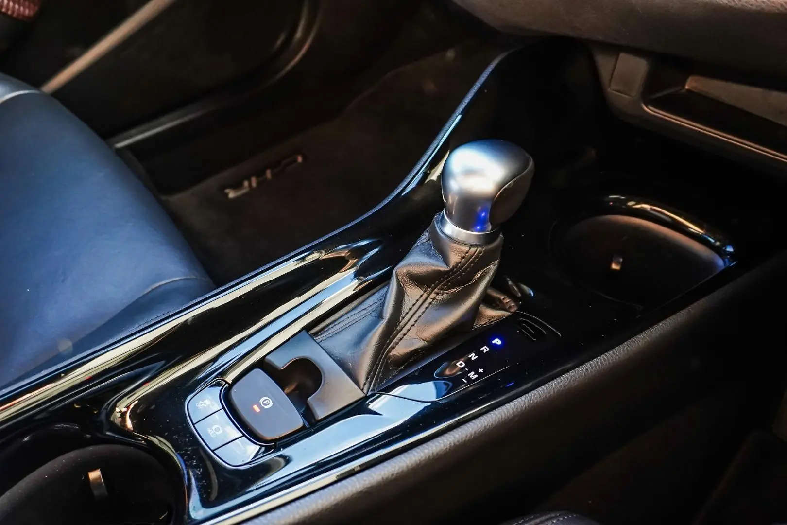 2017 Toyota C-HR Gallery Image 18