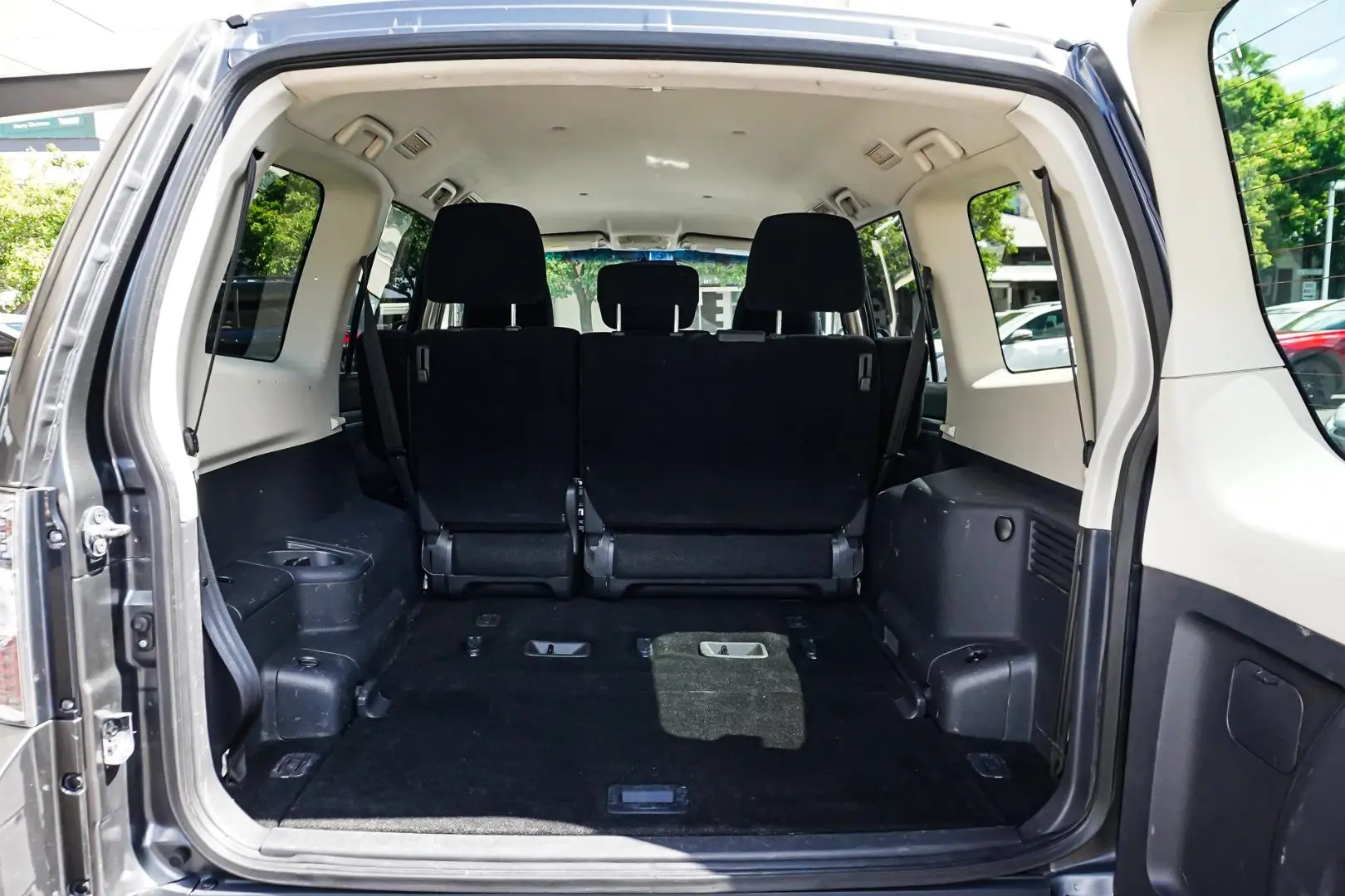 2015 Mitsubishi Pajero Gallery Image 9