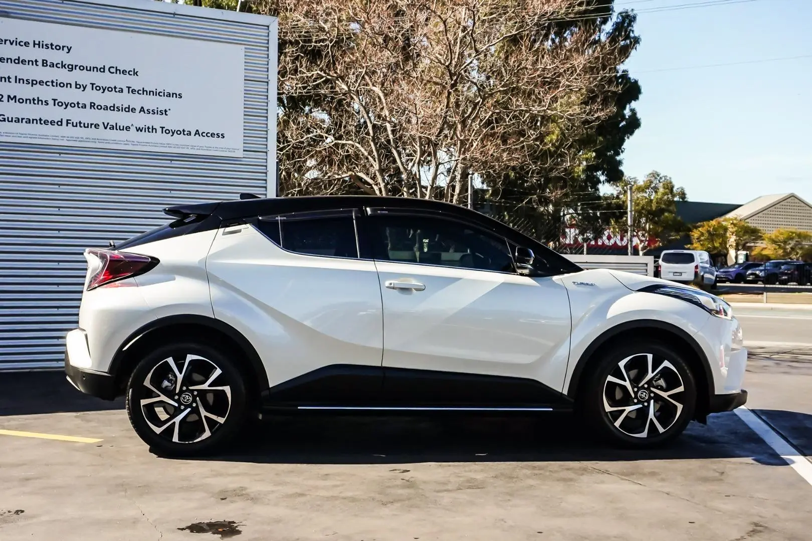 2017 Toyota C-HR Gallery Image 4