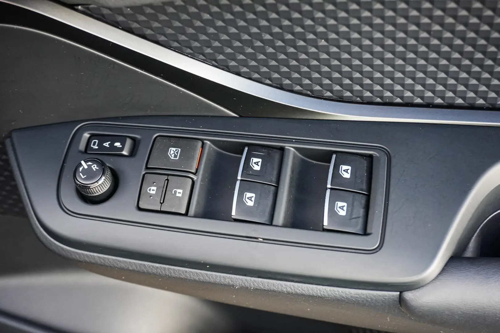 2017 Toyota C-HR Gallery Image 19