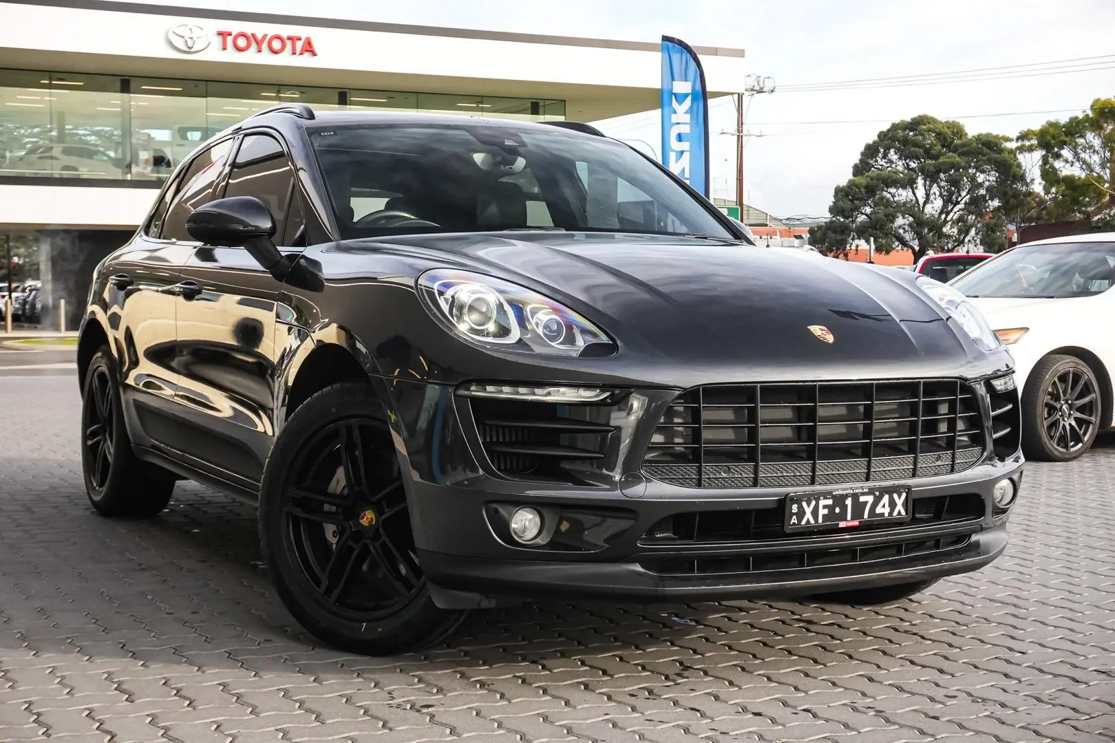 2018 Porsche Macan Gallery Image 2