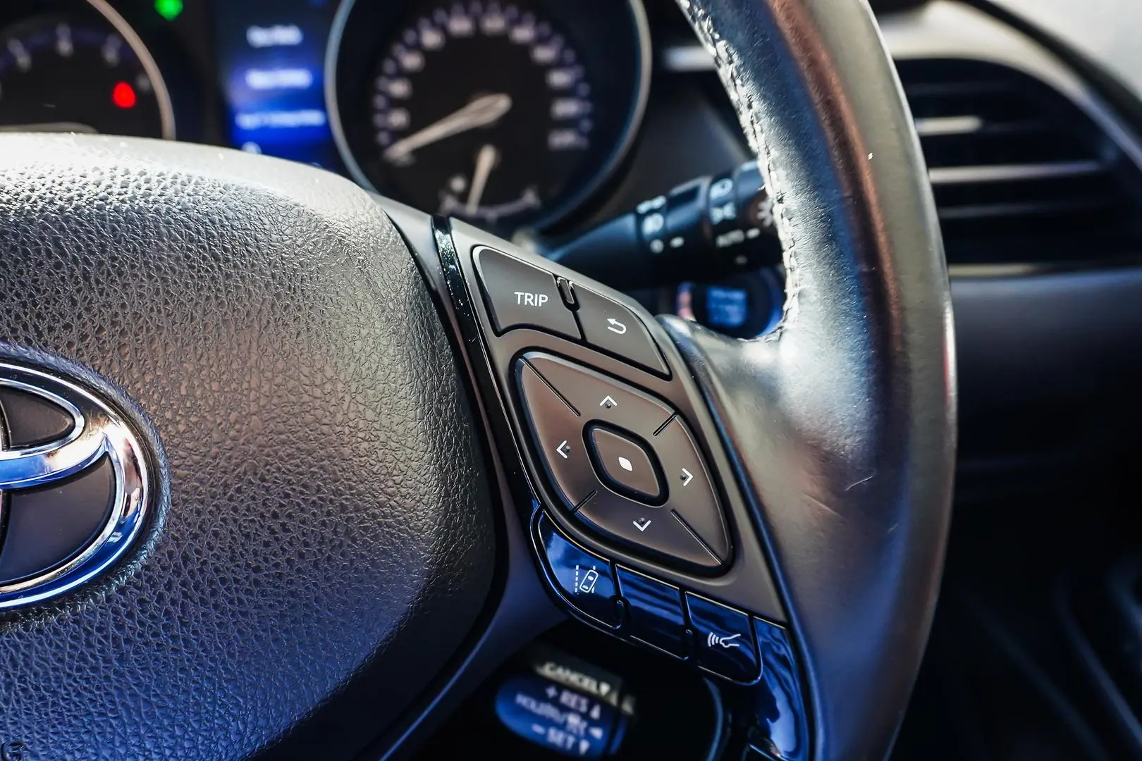 2017 Toyota C-HR Gallery Image 21