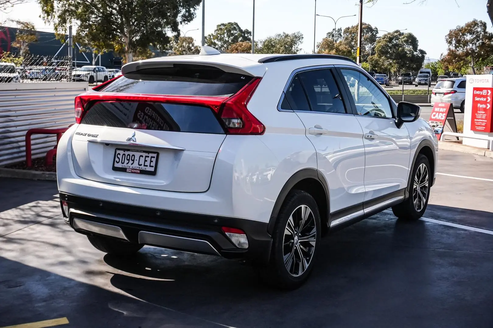 2020 Mitsubishi Eclipse Cross Gallery Image 3