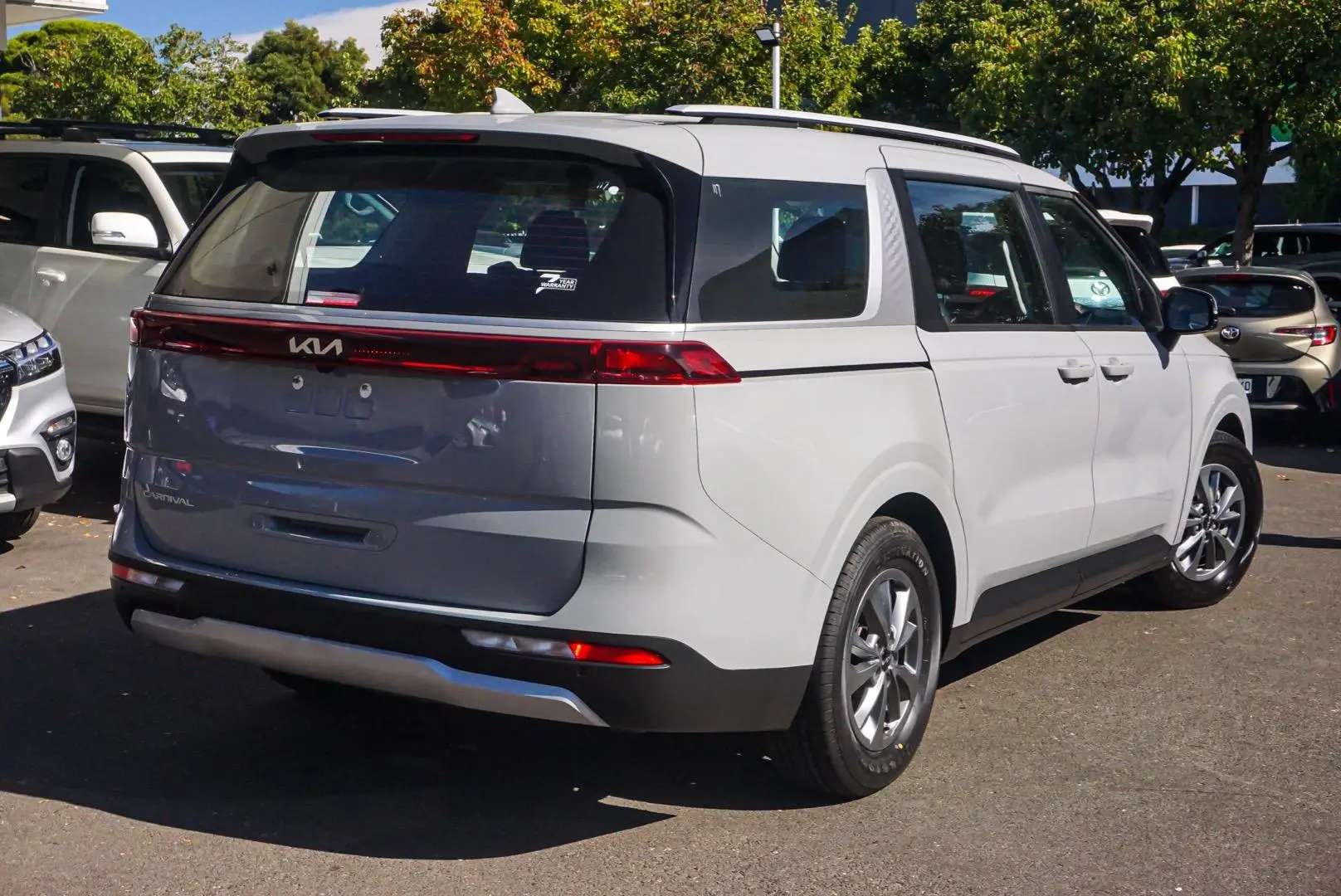 2022 Kia Carnival Gallery Image 3